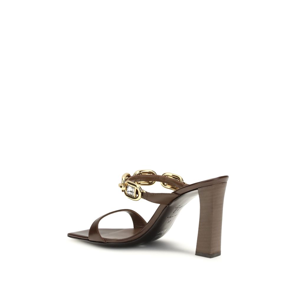 Braune Ledersandalen mit goldenem Kristallbesatz