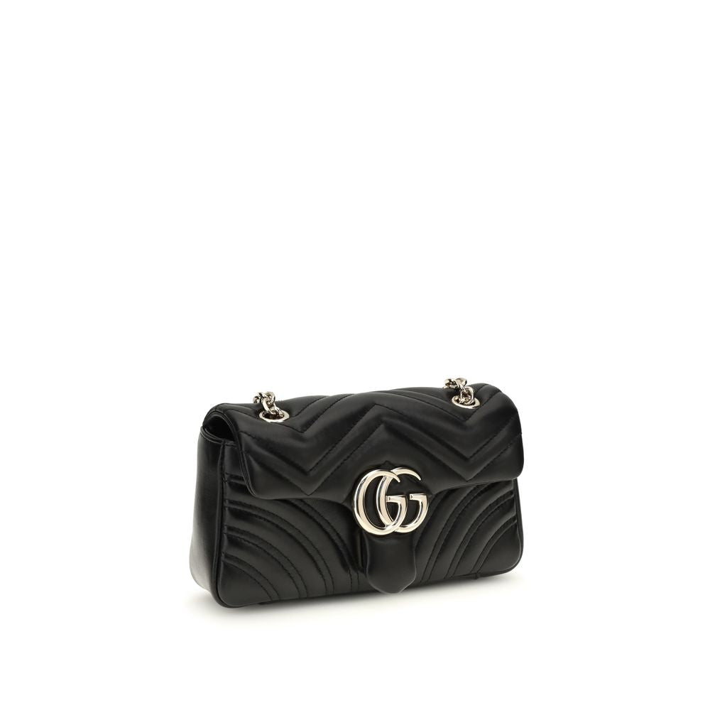 Schwarze Lederschultertasche mit goldfarbenen Beschlägen