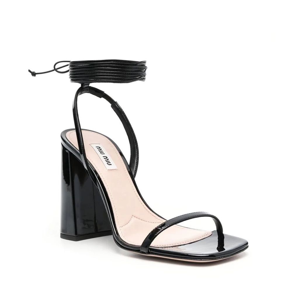 Schwarze Ledersandalen mit Schnürabsatz