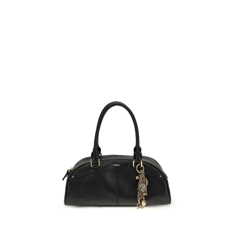 Handtasche aus schwarzem Kalbsleder mit goldenem Charm