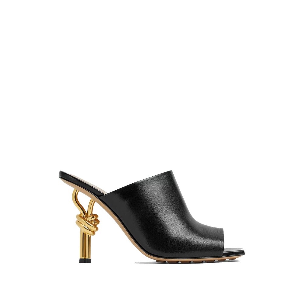 Schwarze Leder-Mules mit charakteristischem Knotenfell