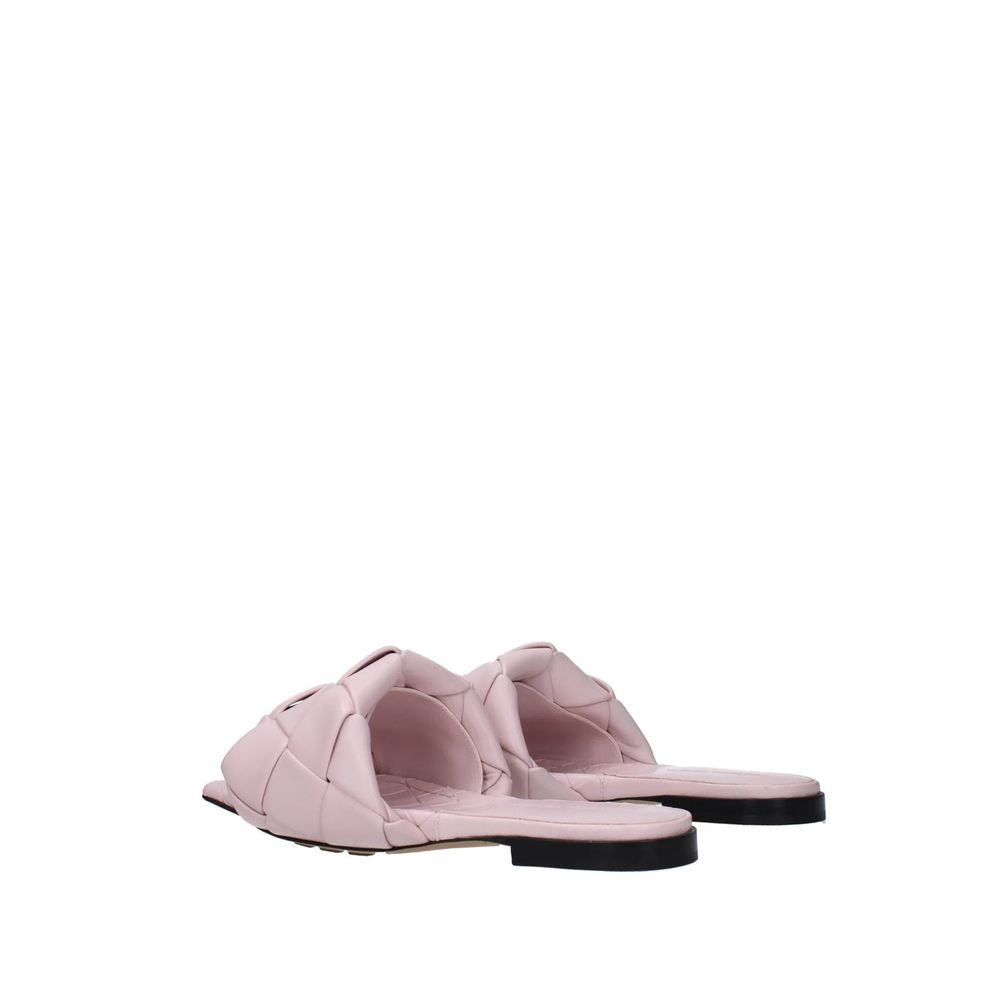 Bunte Leder-Flachsandale mit eckiger Zehenpartie