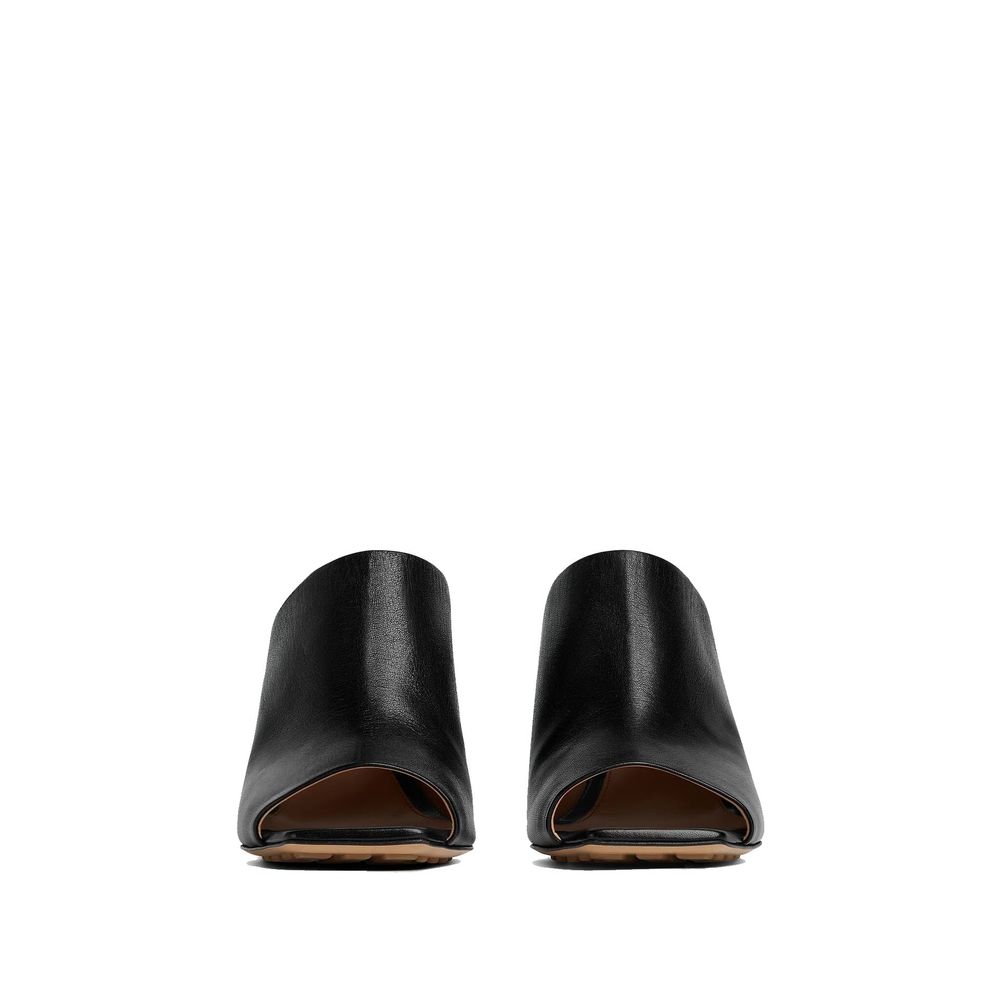 Schwarze Leder-Mules mit charakteristischem Knotenfell