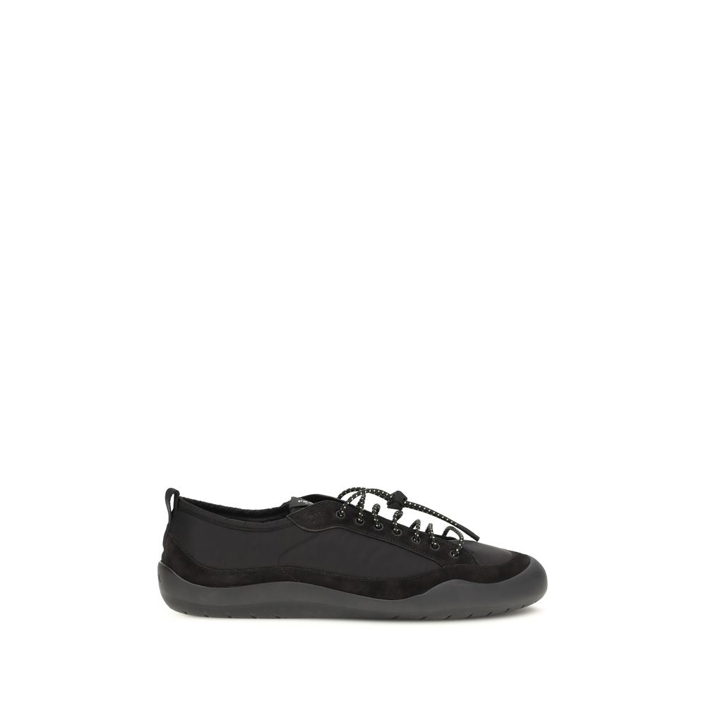 Schwarze Sportschuhe aus Leder und Stoff