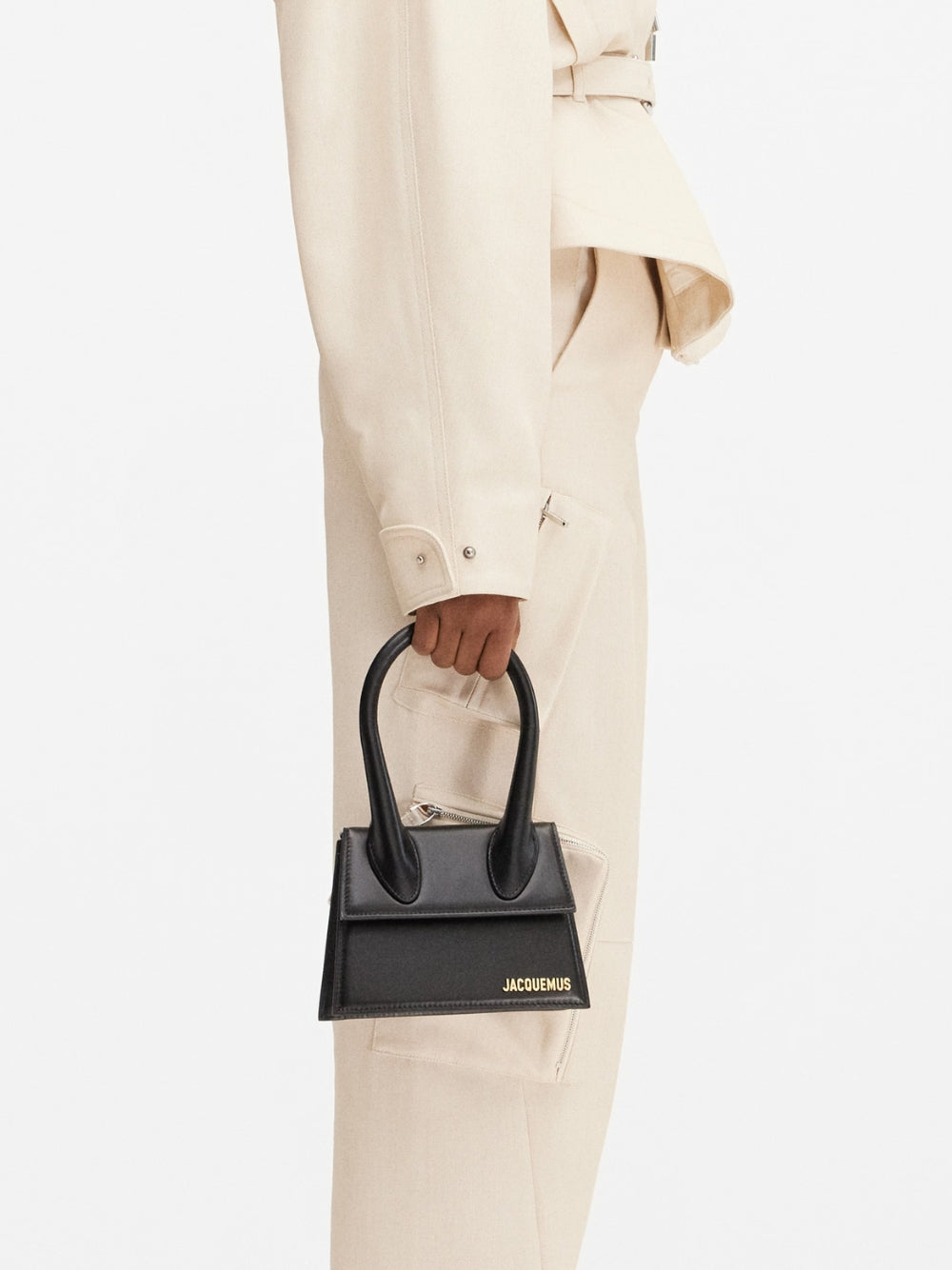 Schwarze Le Chiquito Moyen Tasche aus Leder mit goldfarbener Hardware