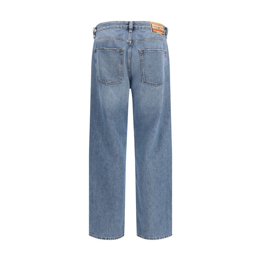 Blaue Jeans mit weitem Bein und besonderem Knopfverschluss
