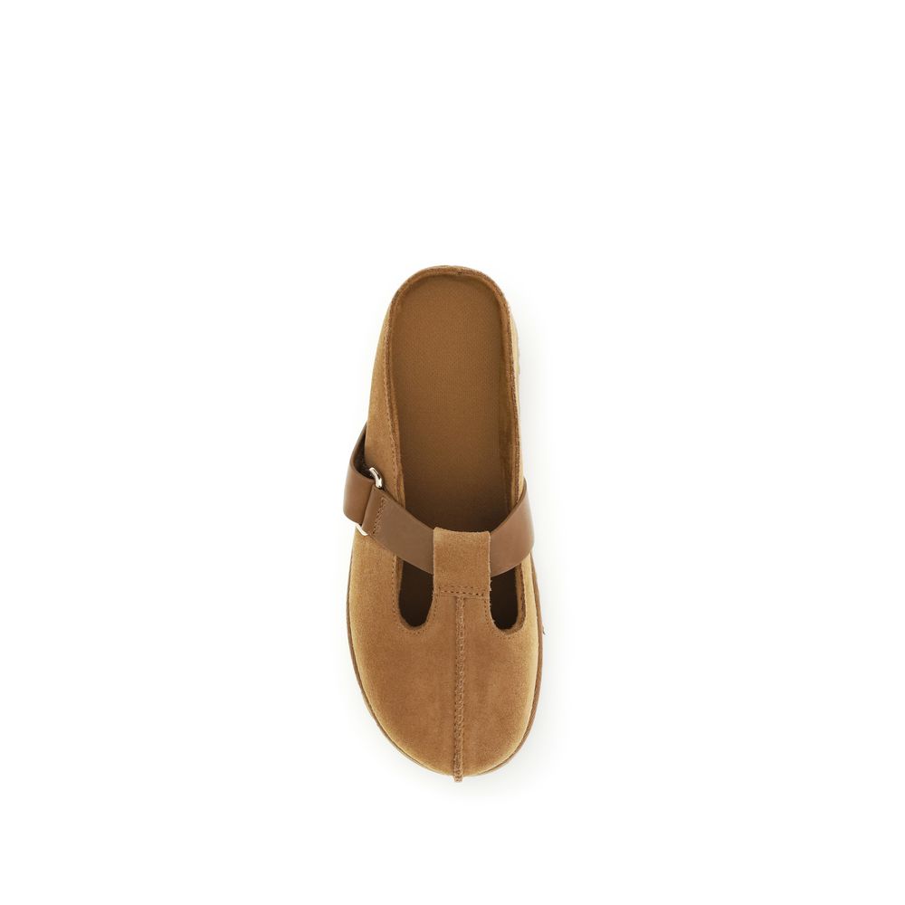 Braune Ledermules mit Wildlederriemen und UGG-Logo