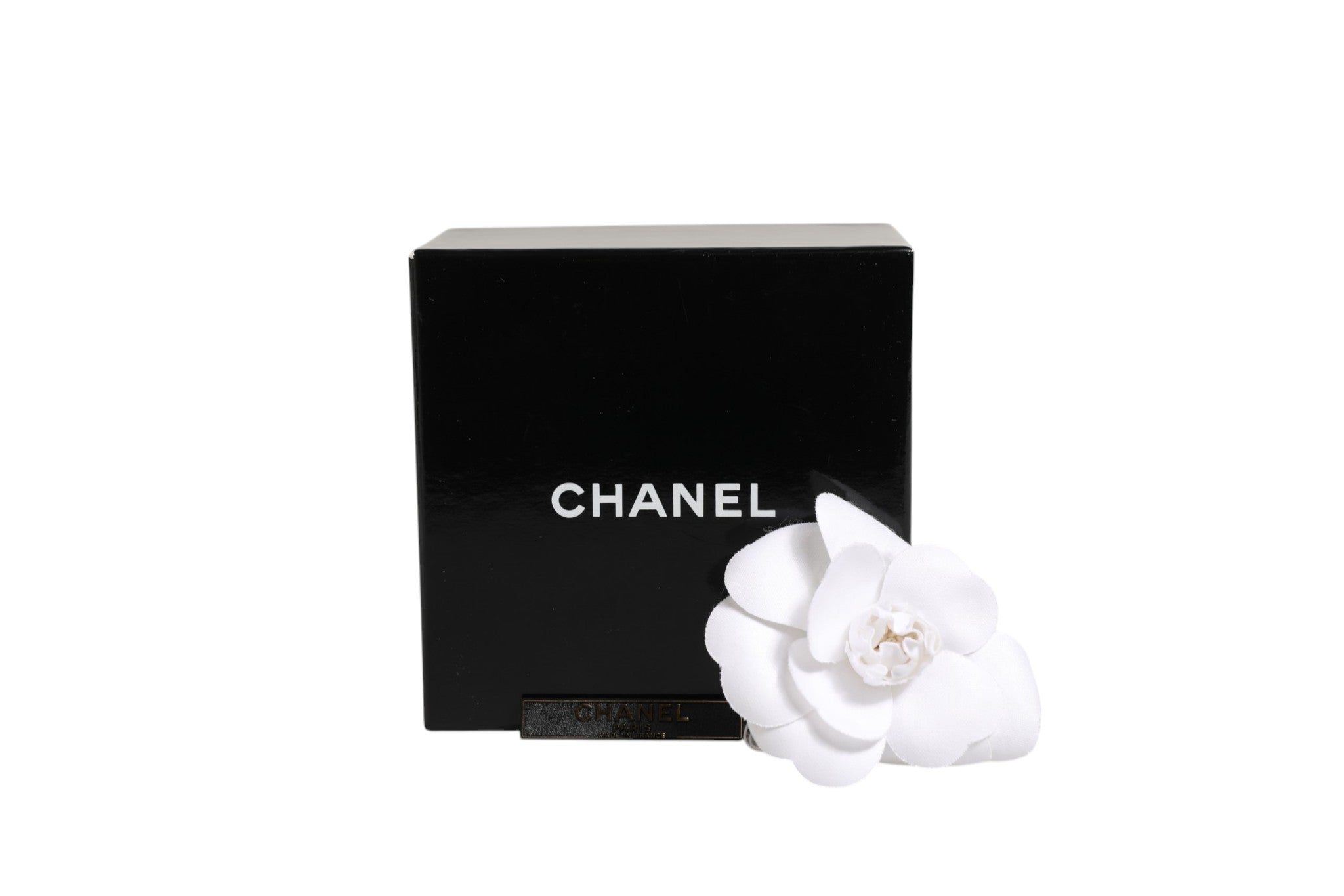 White Flower Brooch Elegant Accessory