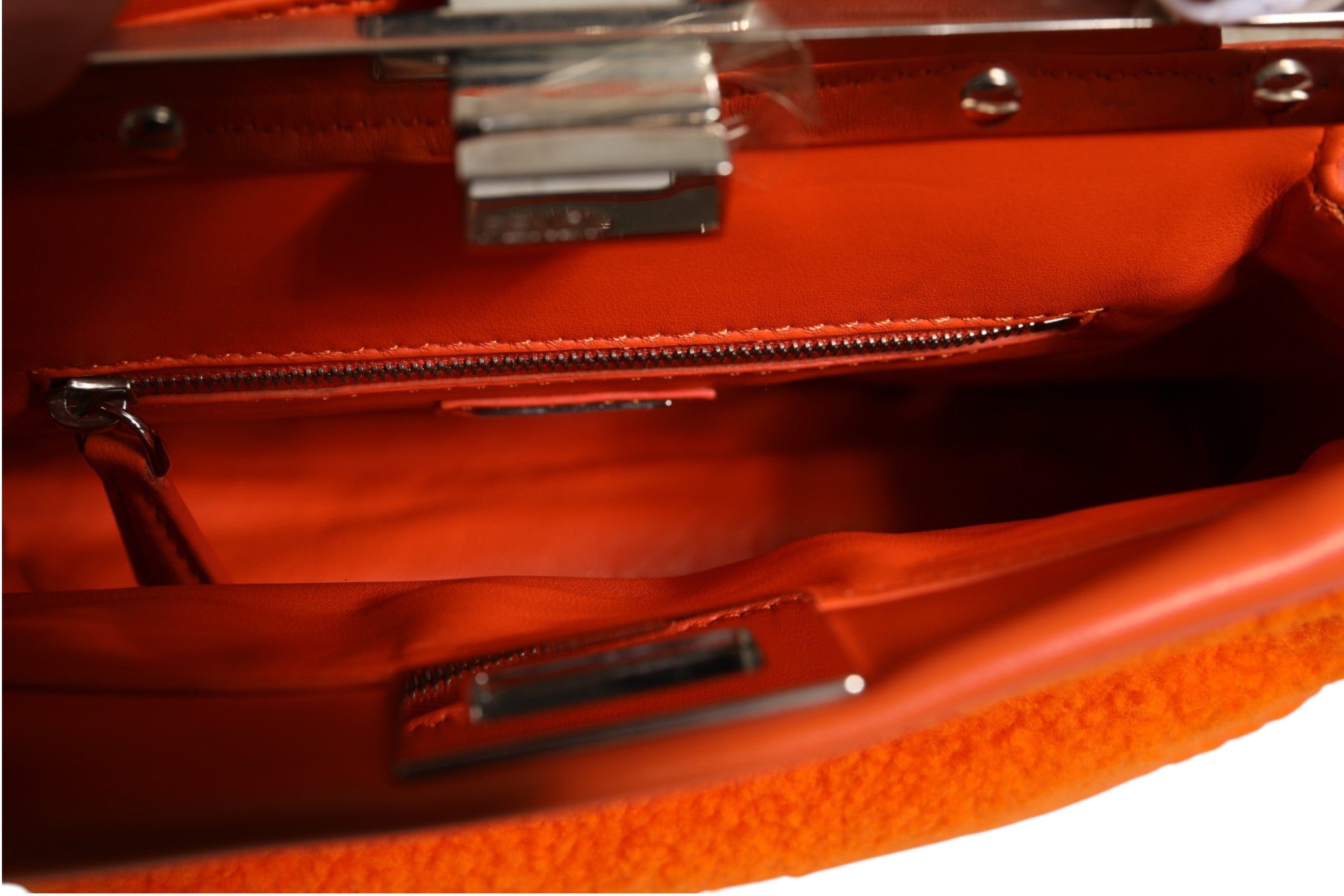Fendi Mini Peekaboo Henkeltasche aus orangefarbenem Leder und Shearling