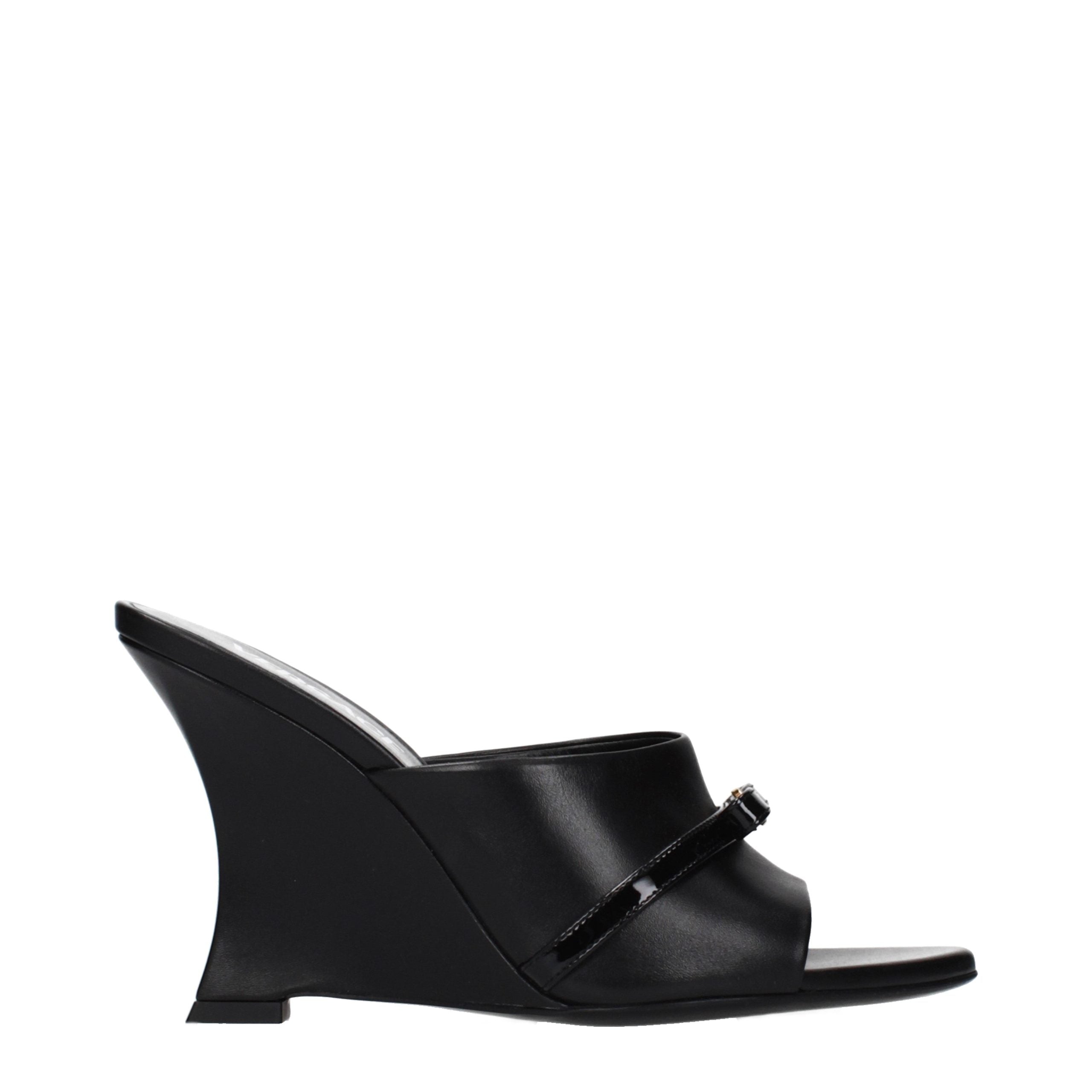 Schwarze Keilsandaletten aus Leder mit Detail auf der Vorderseite von Versace