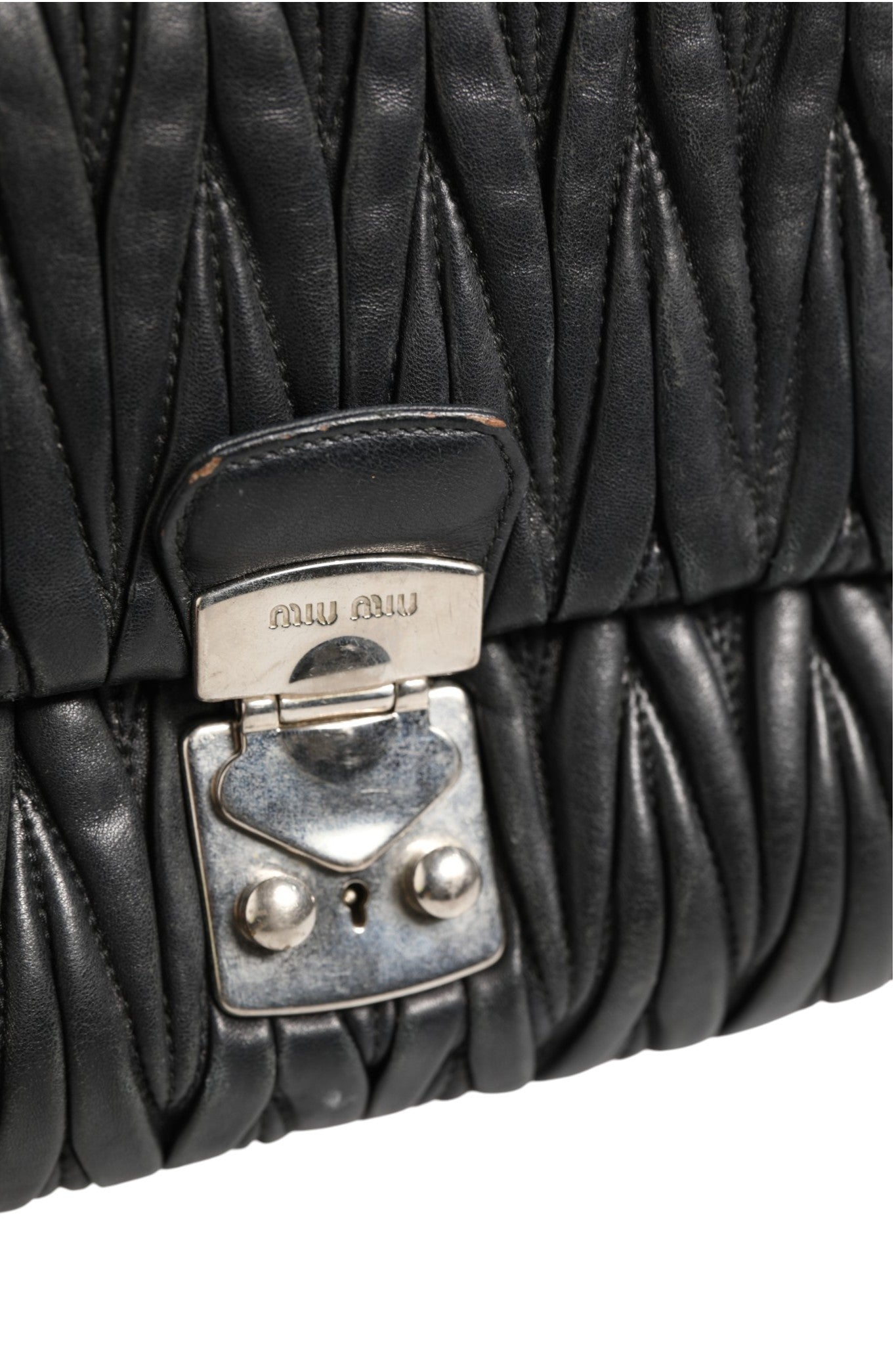 Miu Miu Confidential Schultertasche aus Matelassé-Leder mit Überschlag