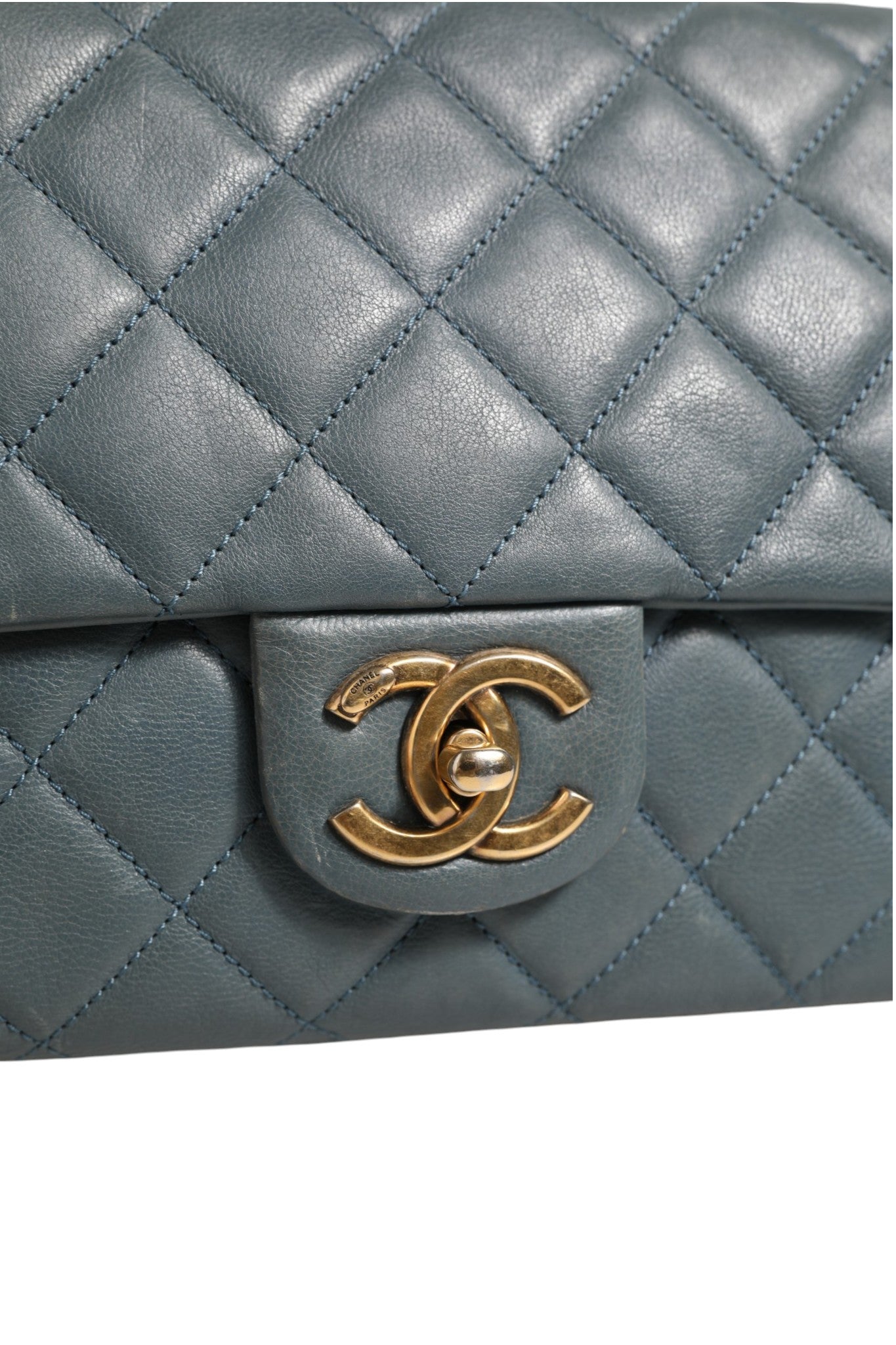 Blaue gesteppte Leder-Schultertasche mit Klappe und Kronen-Detail