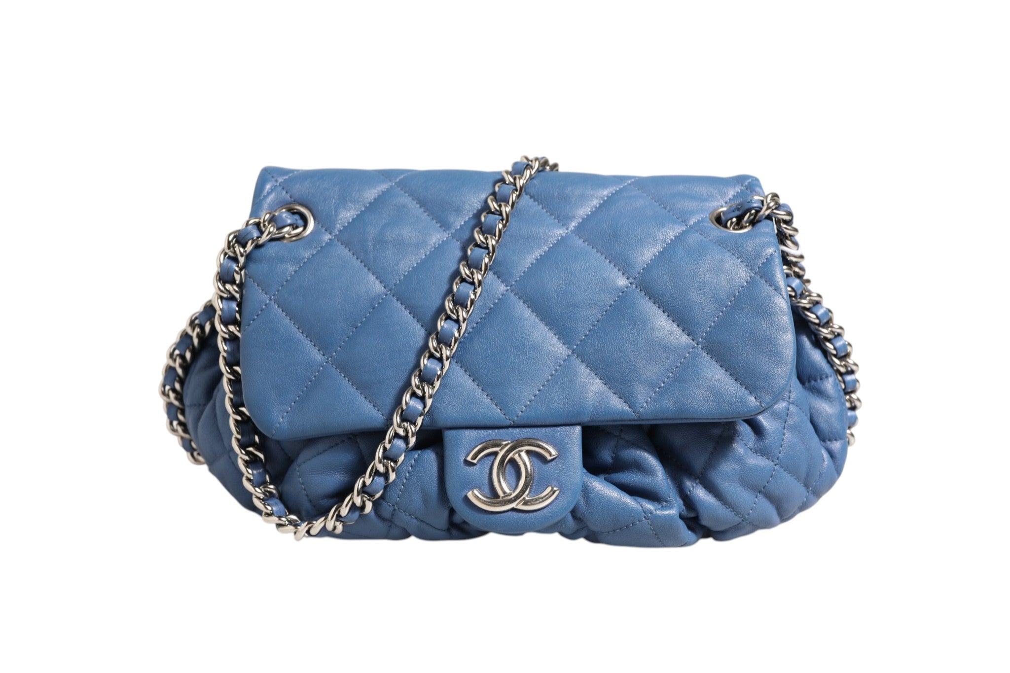 Blaue Lederklappentasche mit Kettendetail