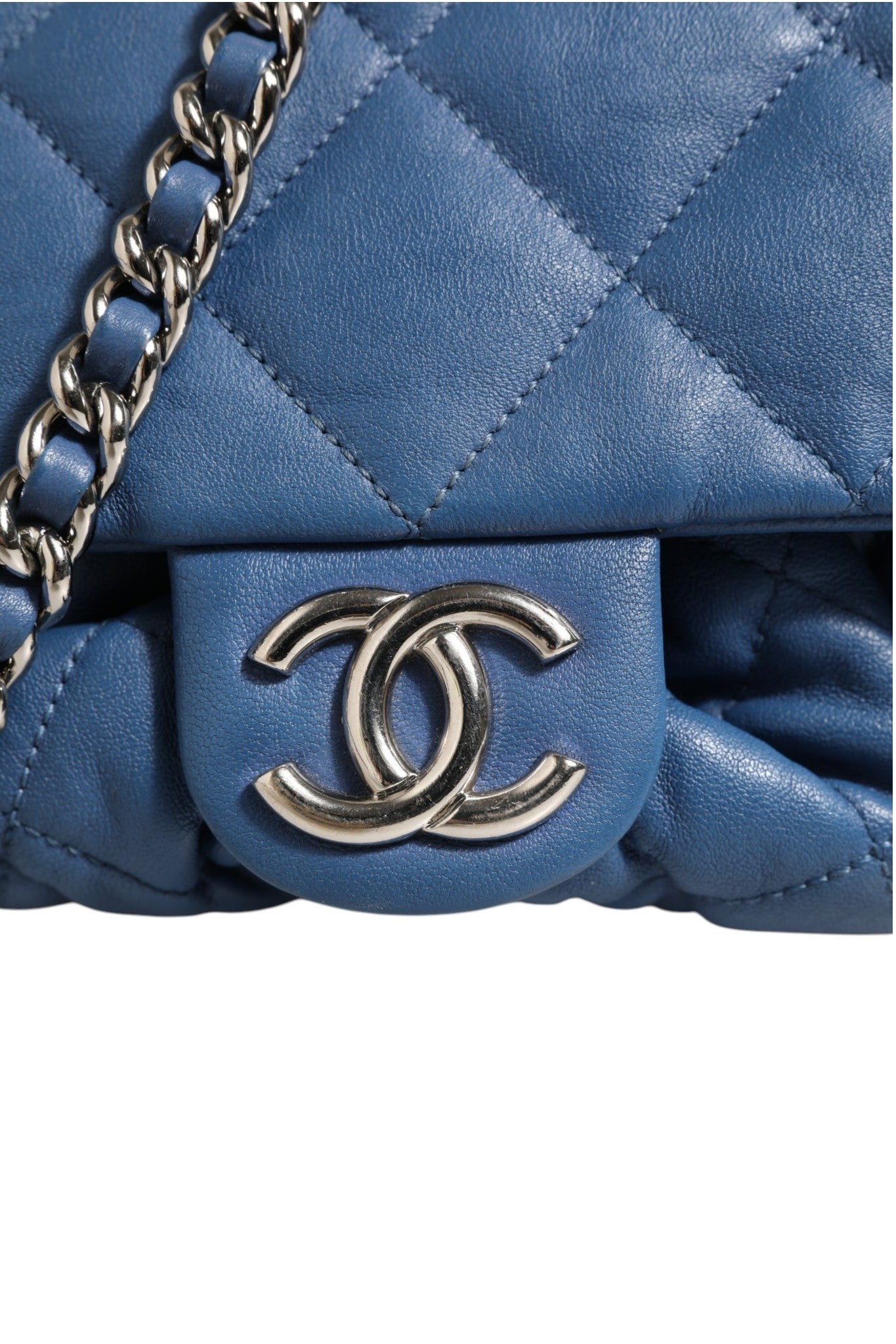 Blaue Lederklappentasche mit Kettendetail
