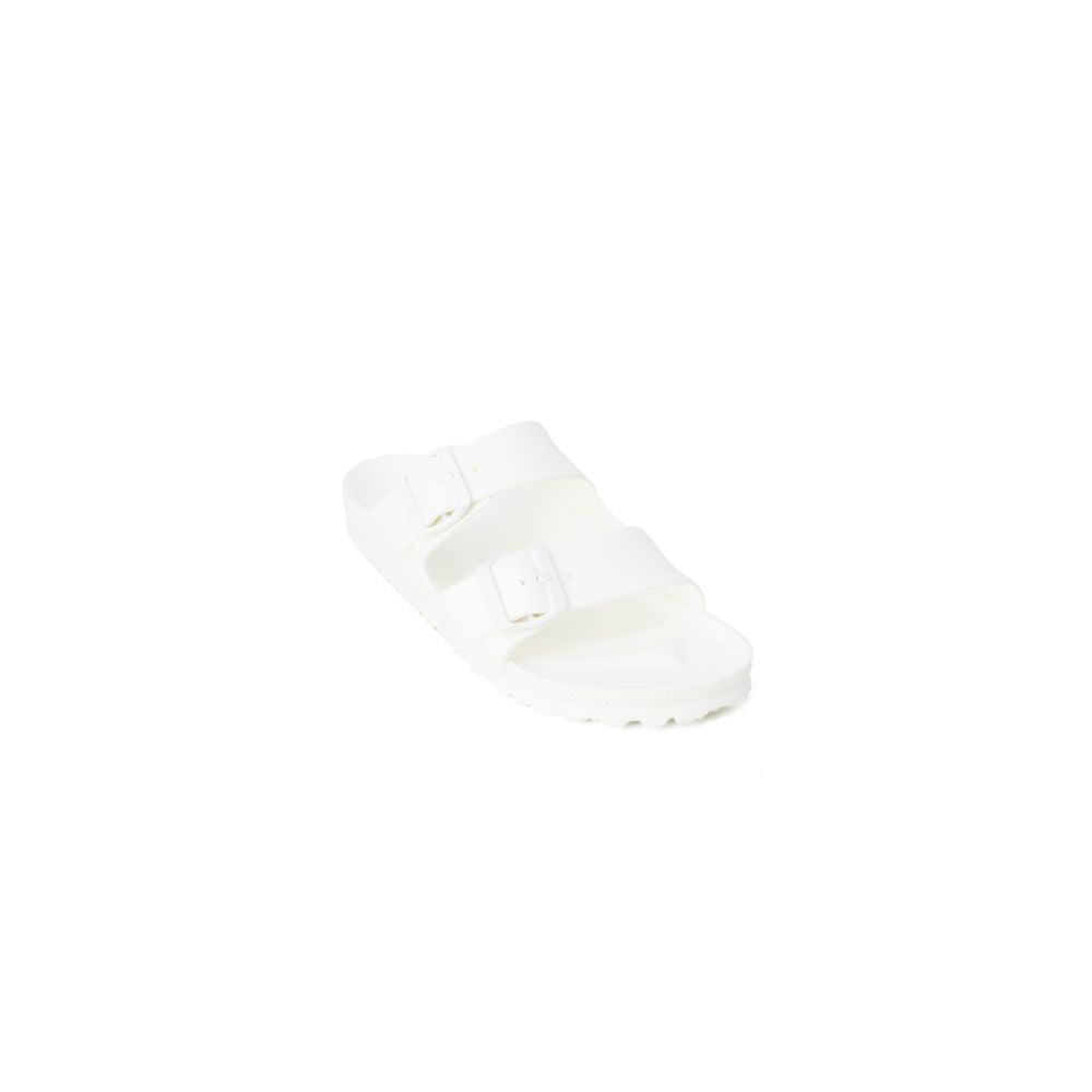 Weiße synthetische flache Sandalen mit verstellbaren Riemen