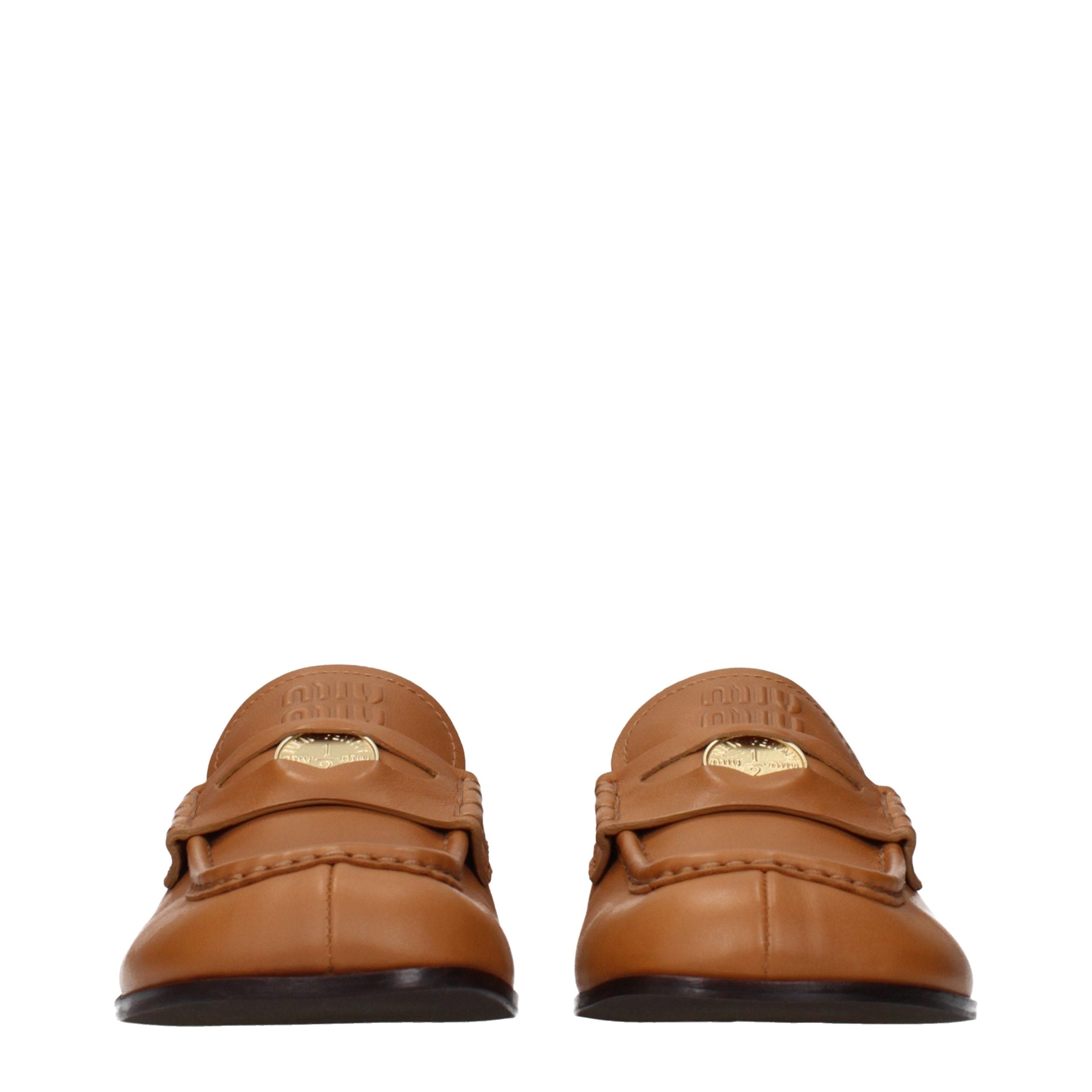 Braune Leder-Slipper mit Logo-Detail auf der Vorderseite