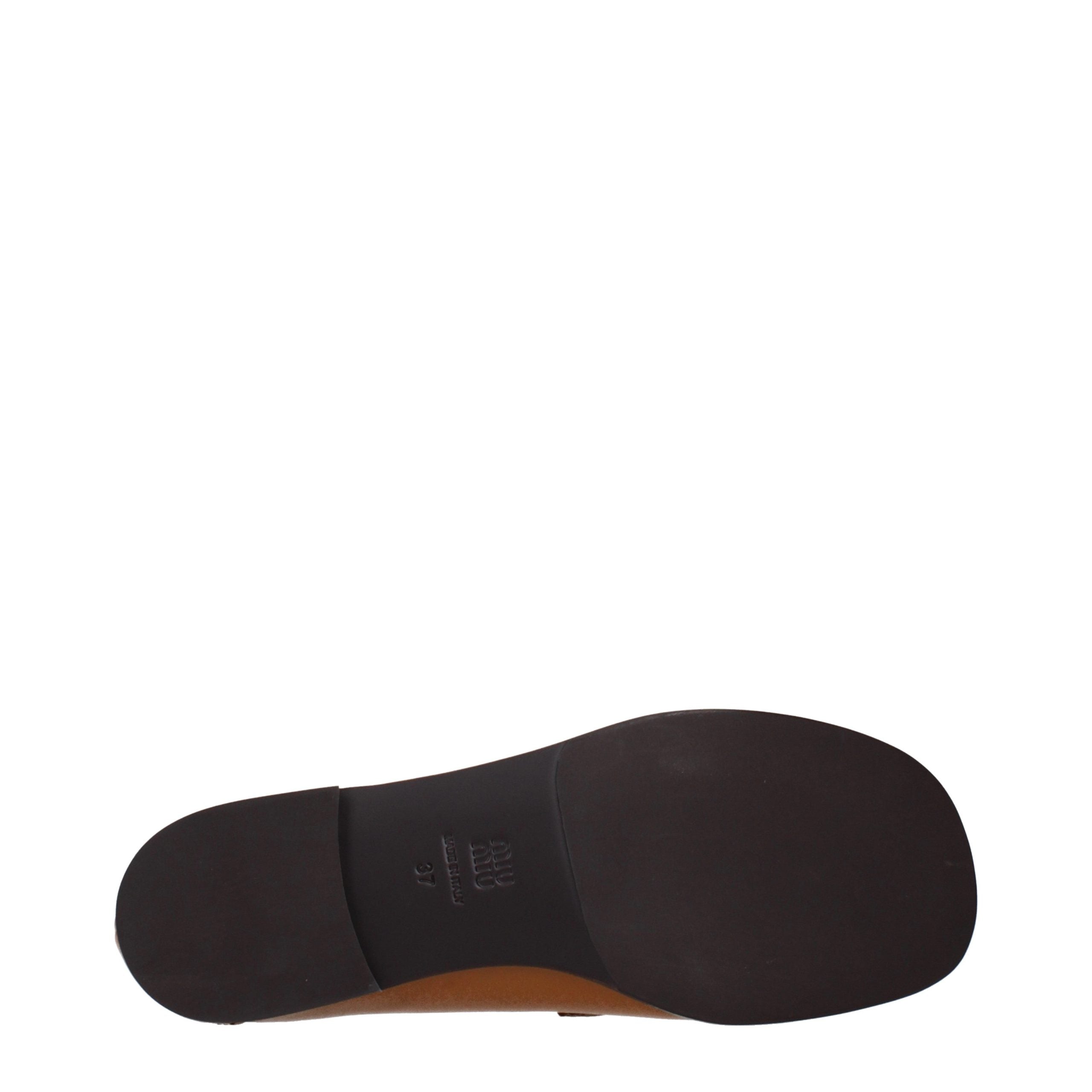 Braune Leder-Slipper mit Logo-Detail auf der Vorderseite