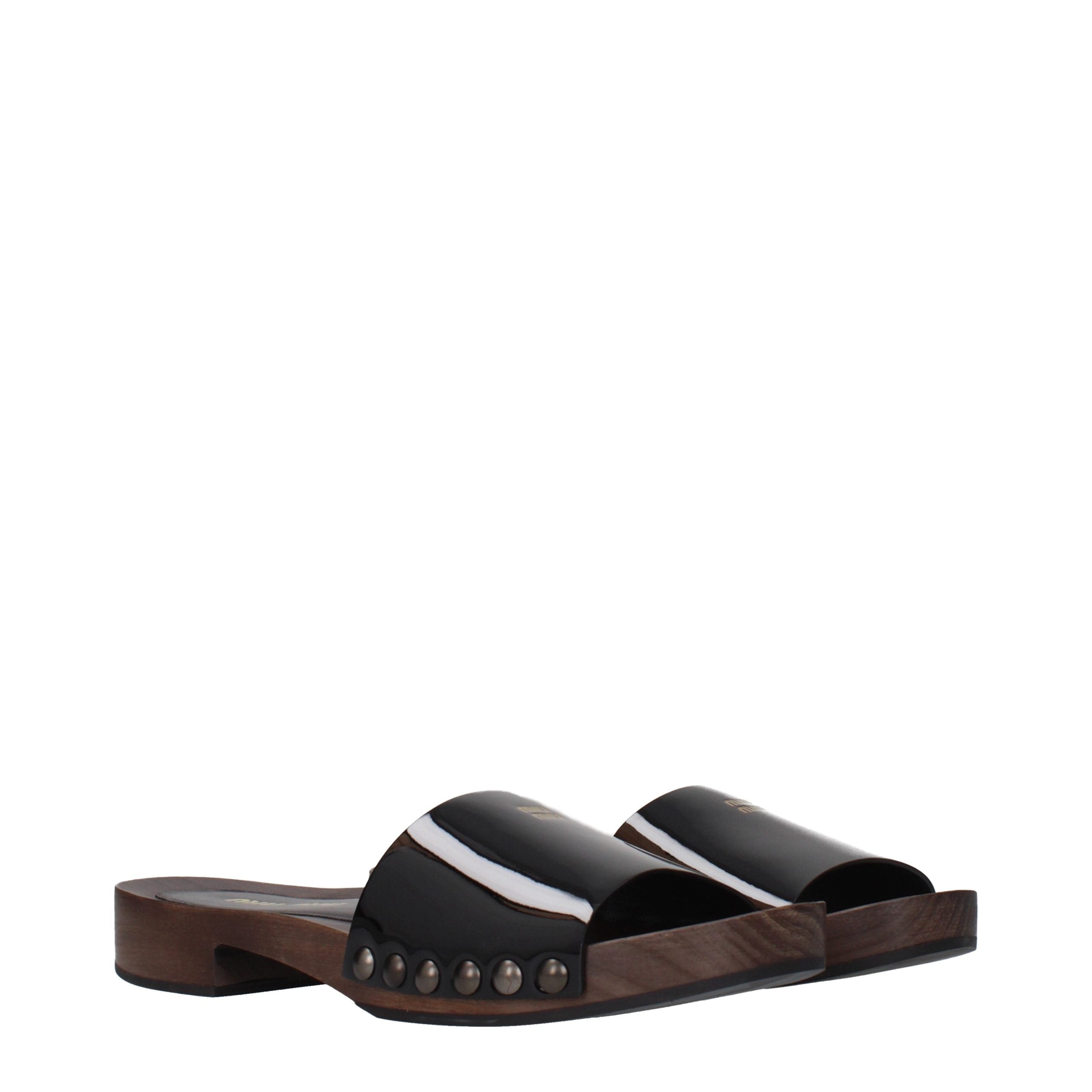 Schwarze Lederpantoletten mit Logo auf der Vorderseite von Miu Miu