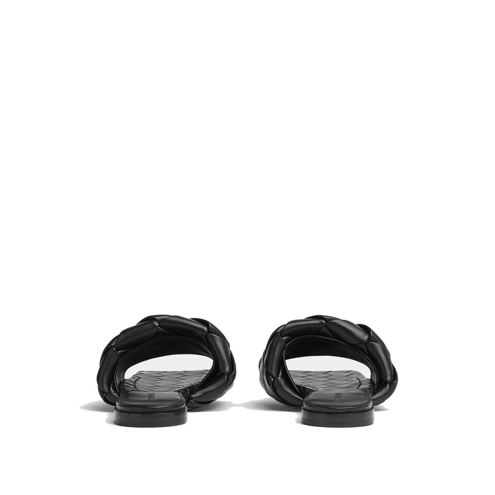 Schwarze flache Ledersandalen mit eckiger Spitze