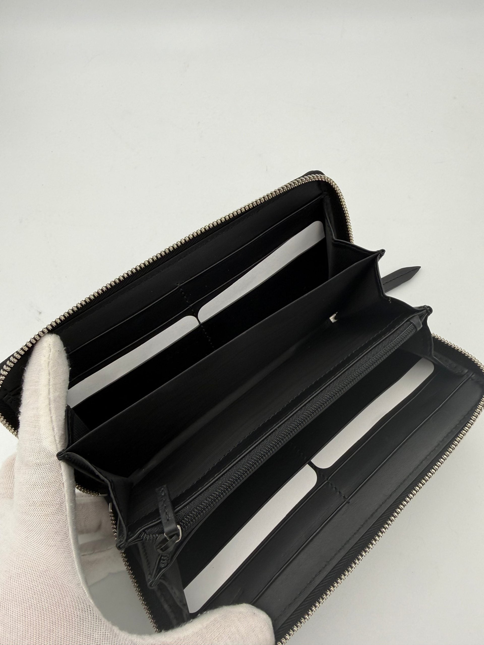 Gucci Black Front Logo Zip Leather Wallet