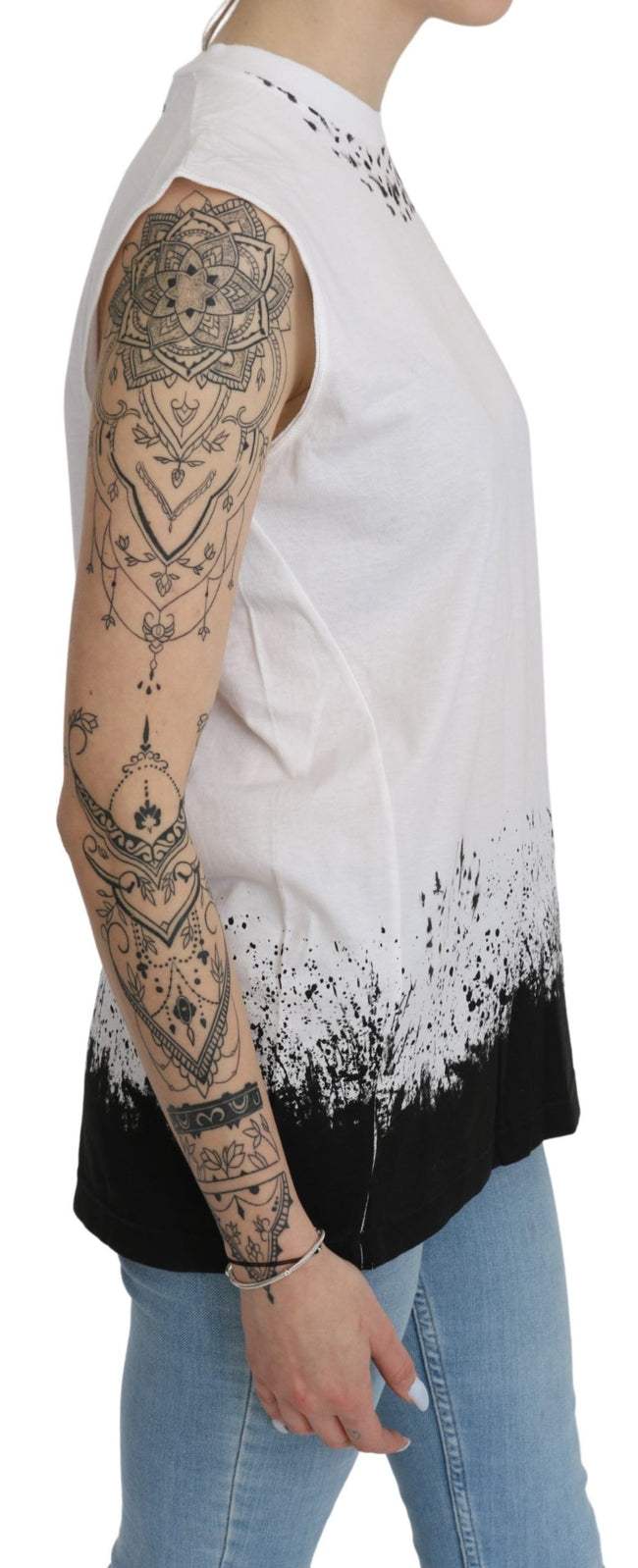 White Sleeveless T-shirt Tank Cotton TopDSQUARED2 Gorgeous brand new with tags, 100% Authentic DSQUARED2 Tops. Color: White and black Model: Sleeveless Crew Neck Tops Logo details Material: 100% CottonWhite Sleeveless T-shirt Tank Cotton Top${tagsDsquared