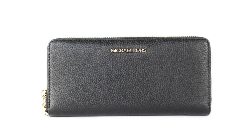 Jet Set Travel Large Black Pebble Leather Continental Wrist WalletStyle: Michael Kors Jet Set Travel Large Continental Clutch Wristlet Wallet (Black/Gold Hardware) Material: Pebble Leather Features: Michael Kors Front Logo Plate, 5.5″ Detachable Wristlet