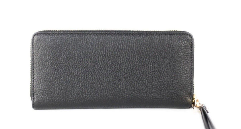 Jet Set Travel Large Black Pebble Leather Continental Wrist WalletStyle: Michael Kors Jet Set Travel Large Continental Clutch Wristlet Wallet (Black/Gold Hardware) Material: Pebble Leather Features: Michael Kors Front Logo Plate, 5.5″ Detachable Wristlet