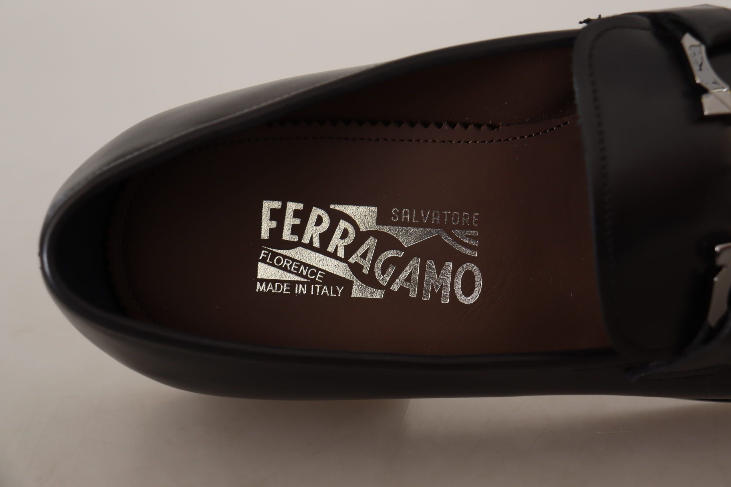 Suave Black Leather Gancio Bit LoafersStep into sophistication with our exquisite Salvatore Ferragamo loafers, the epitome of luxury for the discerning gentleman. Crafted with the highest attention to detail, these formal shoes are more than just footwear