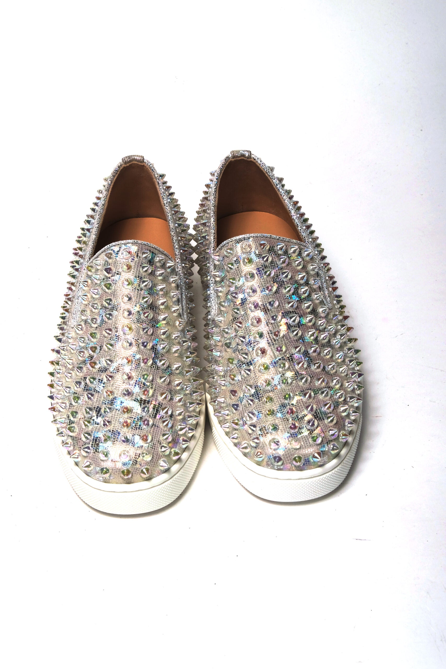 Weißer flacher Leder-Sneaker mit transparenten Kristallnieten