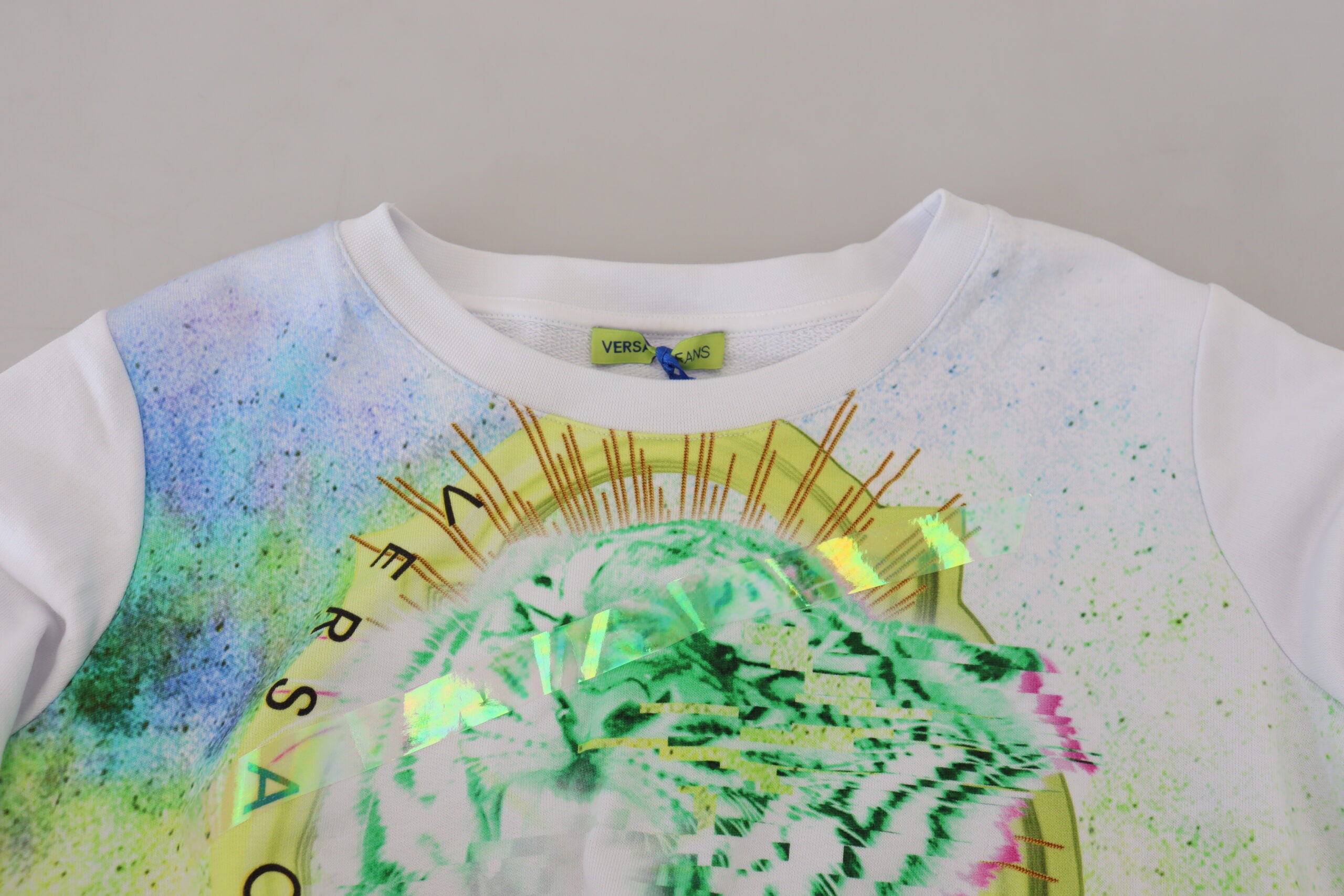 White Graphic Print Long Sleeves SweaterVERSACE JEANS Gorgeous brand new with tags, 100% Authentic VERSACE JEANS long sleeves crew neck sweater. Model: Long sleeve sweater Color: White Graphic Print Logo details Made in Italy Materials: 100% CottonWhite G