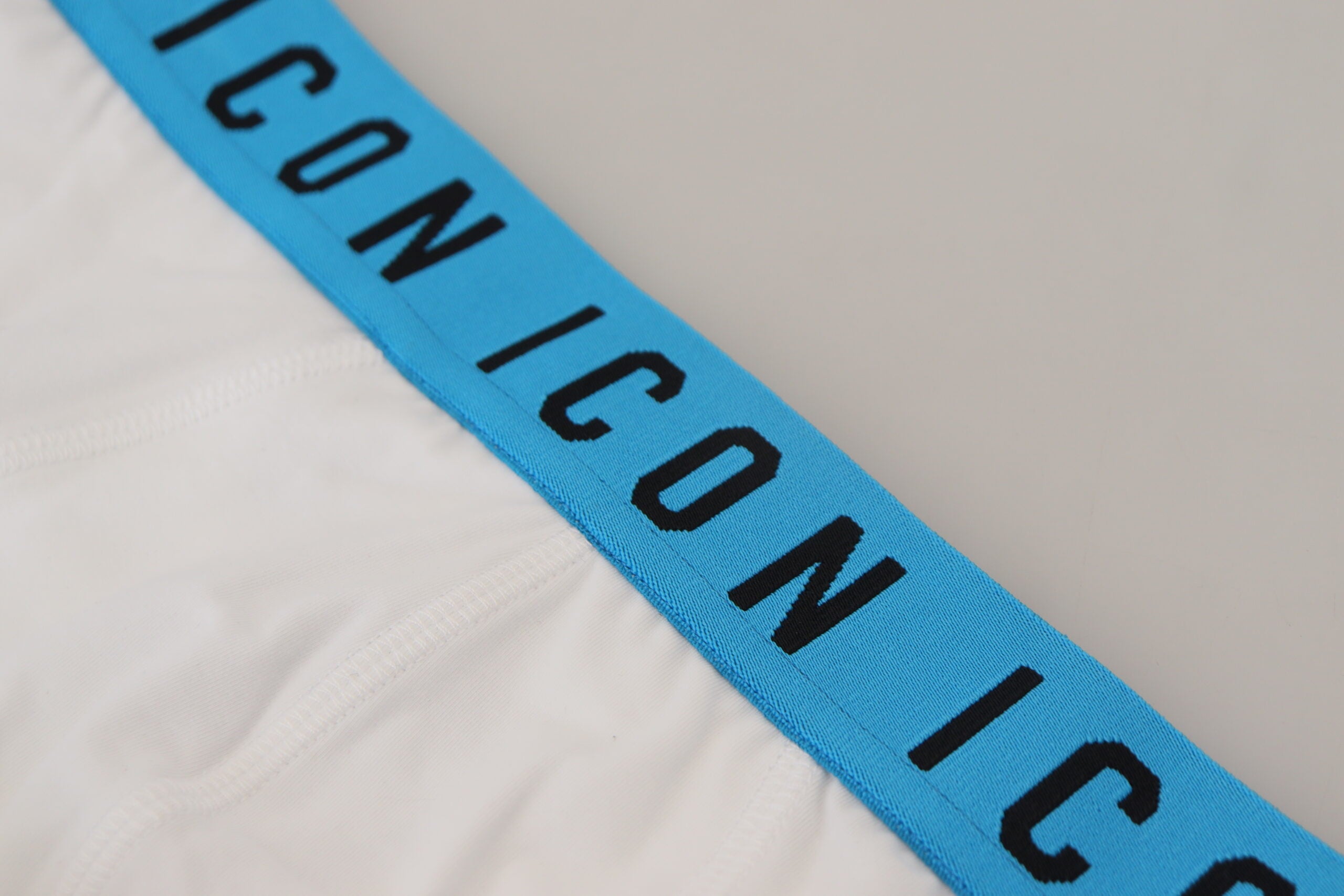 White Icon Logo Cotton Stretch Men Brief UnderwearDSQUARED2 Underwear Absolutely stunning, 100% Authentic, brand new DSQUARED2 brief featuring an elastic waistband. Constructed in a superior quality cotton stretch fabric. Model: Brief Colour: White Elasti