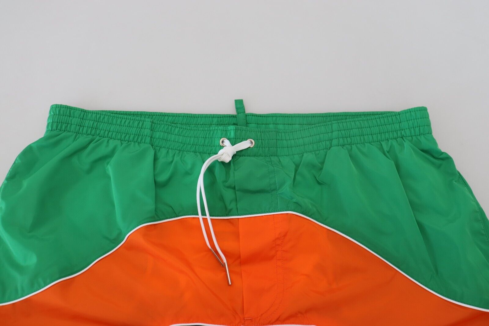 Maillot de bain short pour homme avec logo multicolore imprimé