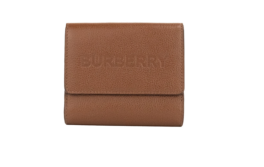 Luna Tan Grained Leather Small Coin Pouch Snap WalletStyle: Burberry Luna Tan Small Coin Pouch Snap Wallet Material: Grained Leather Features: Snap Closures, Coin Pouch, 6 Card Slots, Bill Slot, 2 Note Compartments Measures: 10.92 cm L x 9.65 cm HLuna Tan
