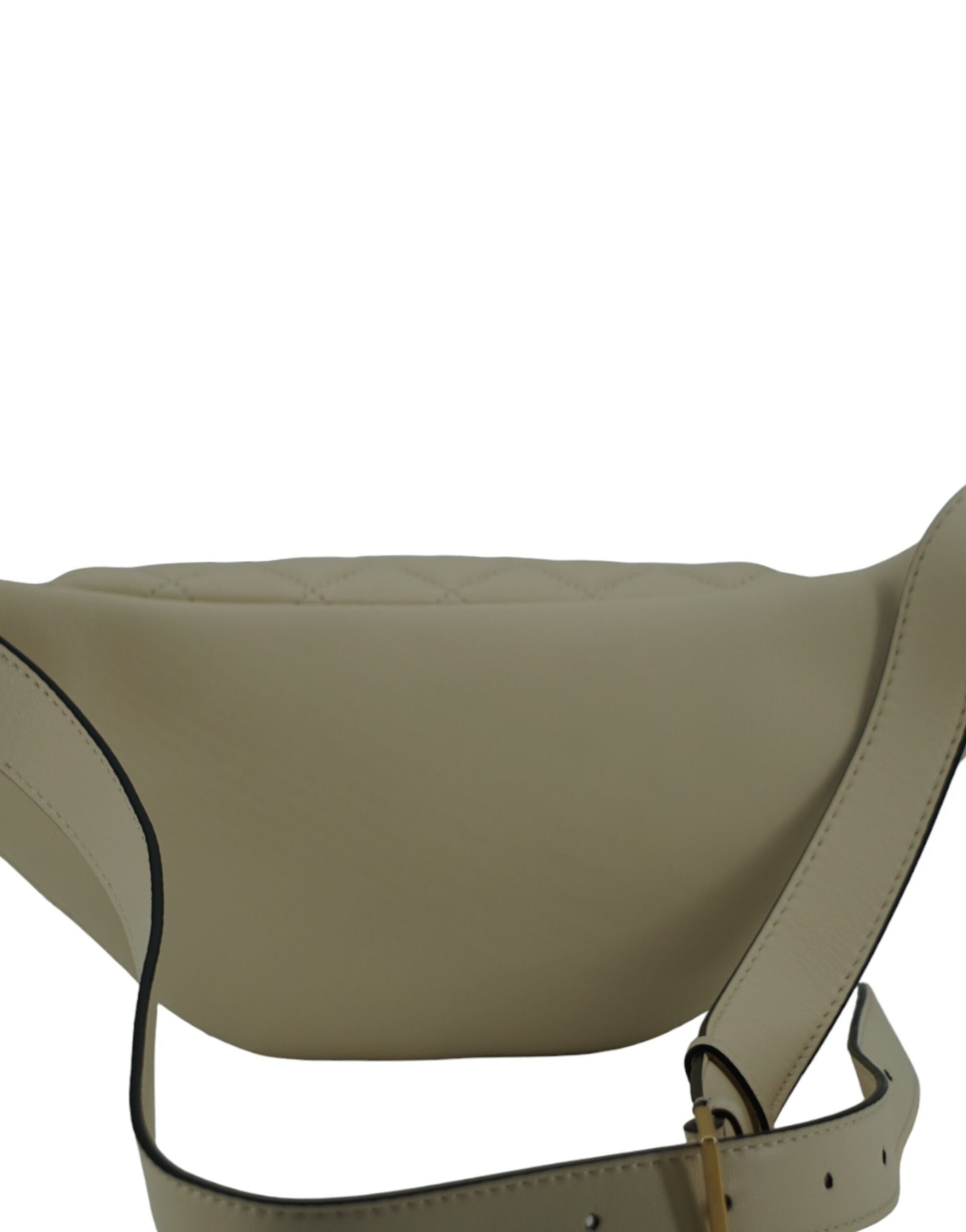 Elegant White Lamb Leather Belt BagIndulge in the epitome of luxury with this pristine white Belt Bag, a masterpiece from the renowned house of Versace. Expertly crafted from sumptuous 100% lamb leather, this brand new accessory is accompanied by tags and