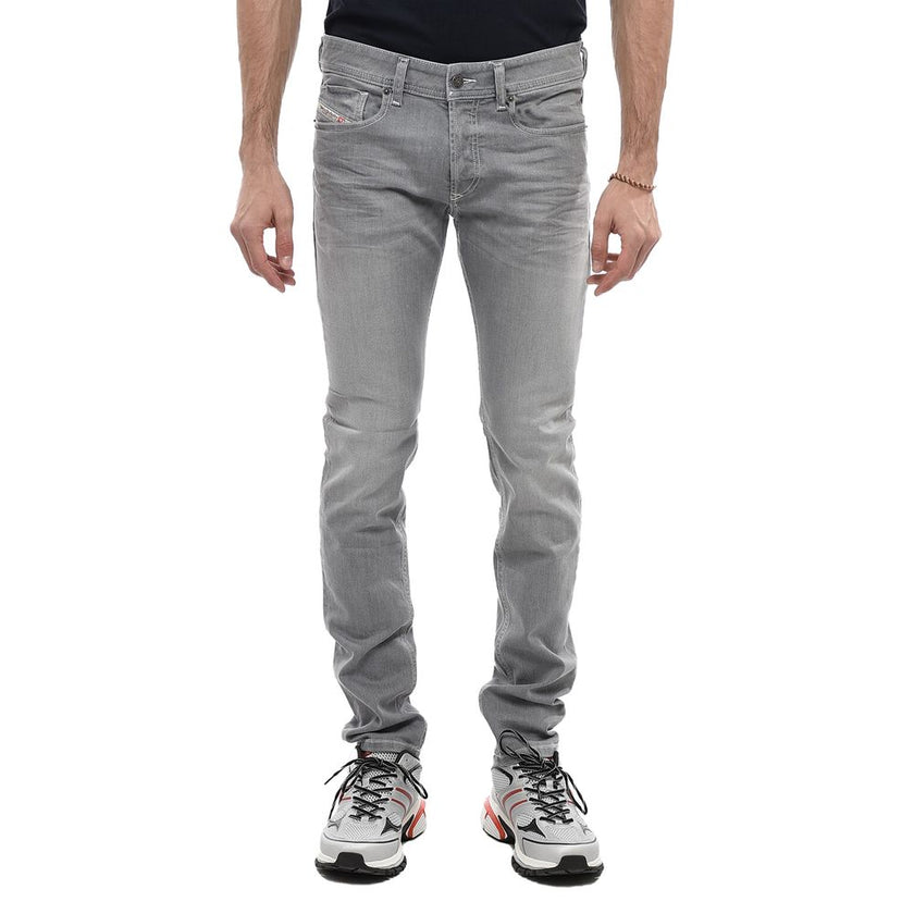 Gray Cotton Men Skinny JeanDiesel redefines contemporary casual with the Sleenker-X skinny jeans. A masterful fusion of fashion and comfort, these jeans feature a figure-hugging cut crafted from slightly elastic denim that offers effortless movement and t