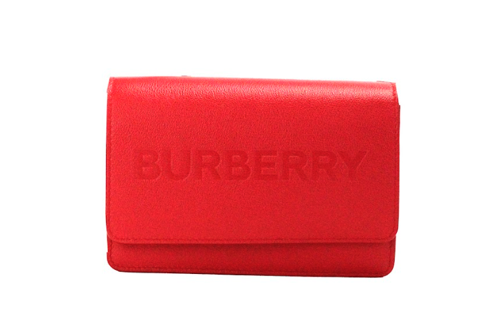 Hampshire Small Red Embossed Logo Smooth Leather Crossbody BagStyle: Burberry Hampshire Small Embossed Crossbody Bag (Red) Material: Smooth Leather Features: Inner Pockets and Dividers, Outer Zip Pocket, Adjustable/Detachable Crossbody Strap, Magnetic Fla