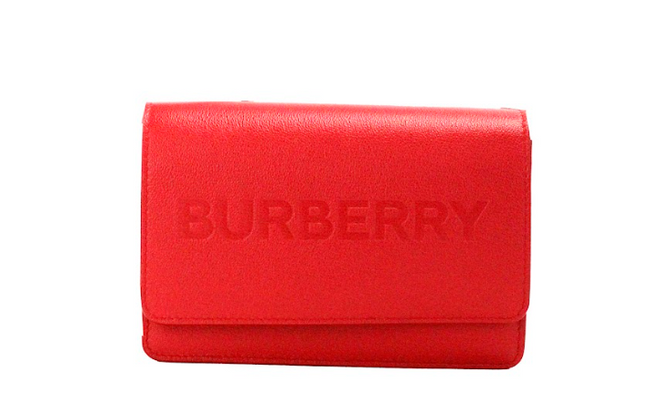 Hampshire Small Red Embossed Logo Smooth Leather Crossbody BagStyle: Burberry Hampshire Small Embossed Crossbody Bag (Red) Material: Smooth Leather Features: Inner Pockets and Dividers, Outer Zip Pocket, Adjustable/Detachable Crossbody Strap, Magnetic Fla