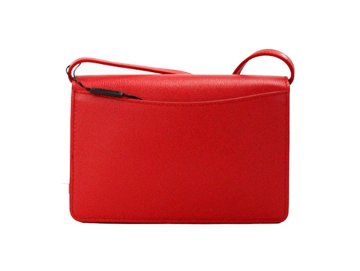 Hampshire Small Red Embossed Logo Smooth Leather Crossbody BagStyle: Burberry Hampshire Small Embossed Crossbody Bag (Red) Material: Smooth Leather Features: Inner Pockets and Dividers, Outer Zip Pocket, Adjustable/Detachable Crossbody Strap, Magnetic Fla