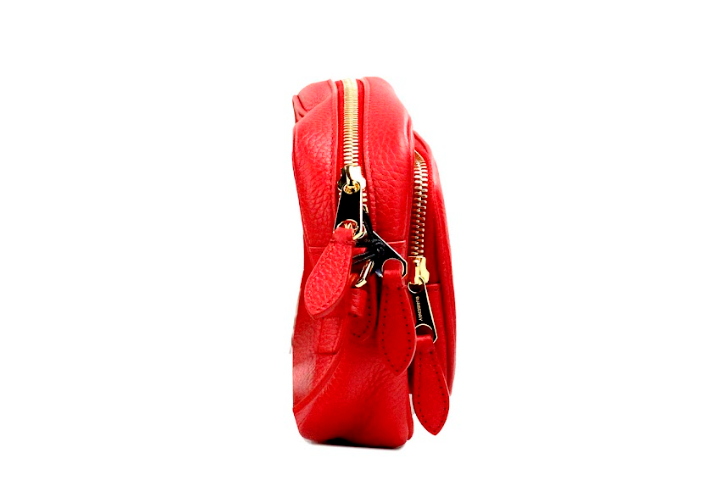Small Branded Bright Red Grainy Leather Camera Crossbody BagStyle: Burberry Small Branded Red Camera Crossbody Bag Material: Grainy Leather Features: Adjustable Crossbody Strap, Nylon Lined, Inner Slip Pocket, Outer Zip Pocket Measures: 20cm L x 16cm H x