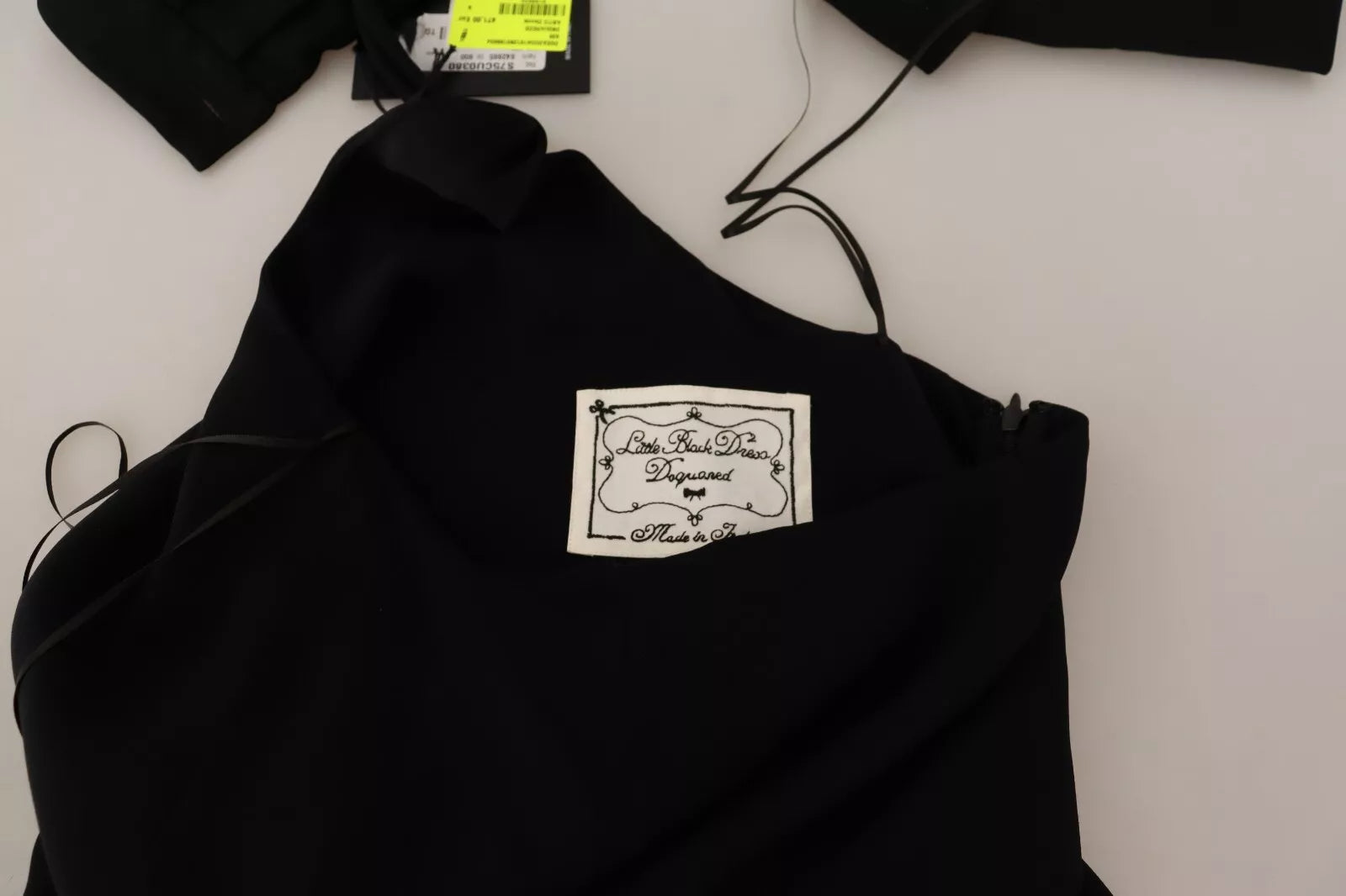 Robe noire à manches longues et fente latérale jusqu'au sol