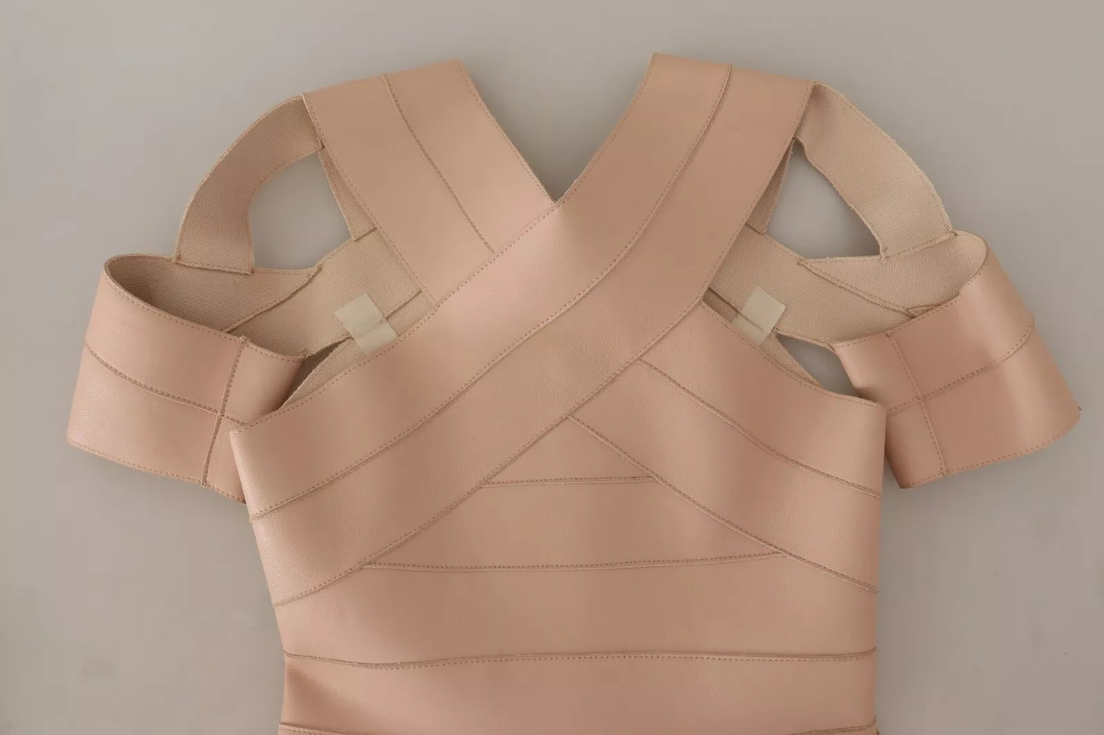 Robe fourreau mini en cuir beige à épaules dénudées