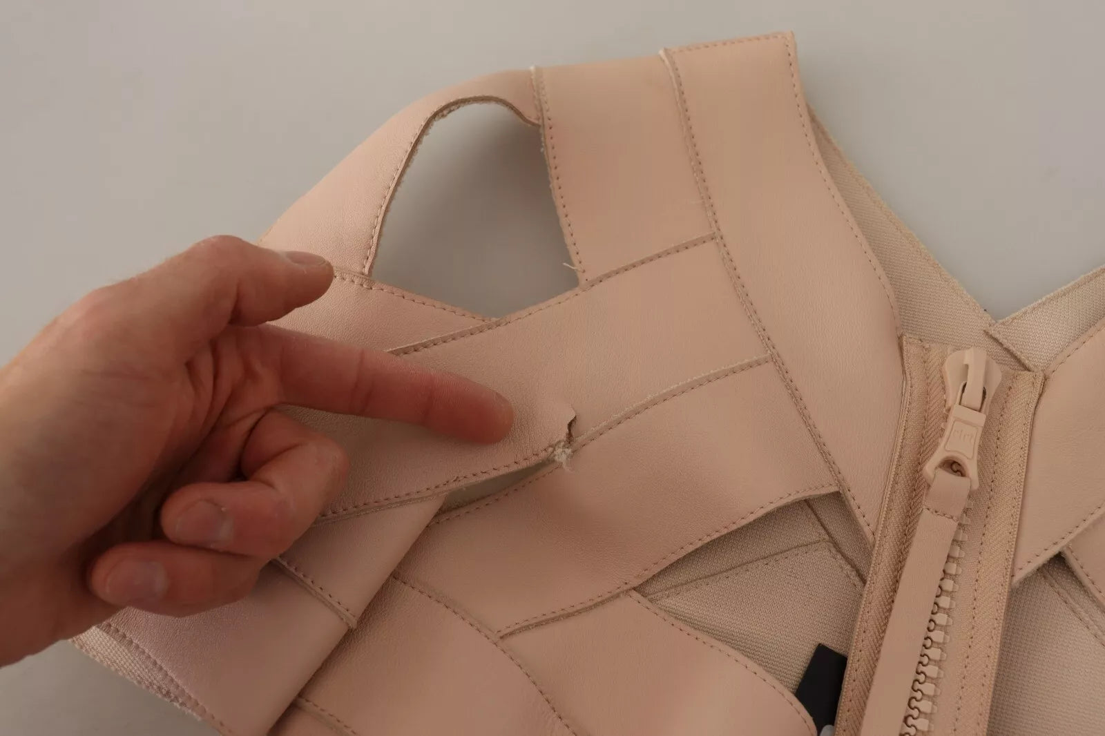 Robe fourreau mini en cuir beige à épaules dénudées