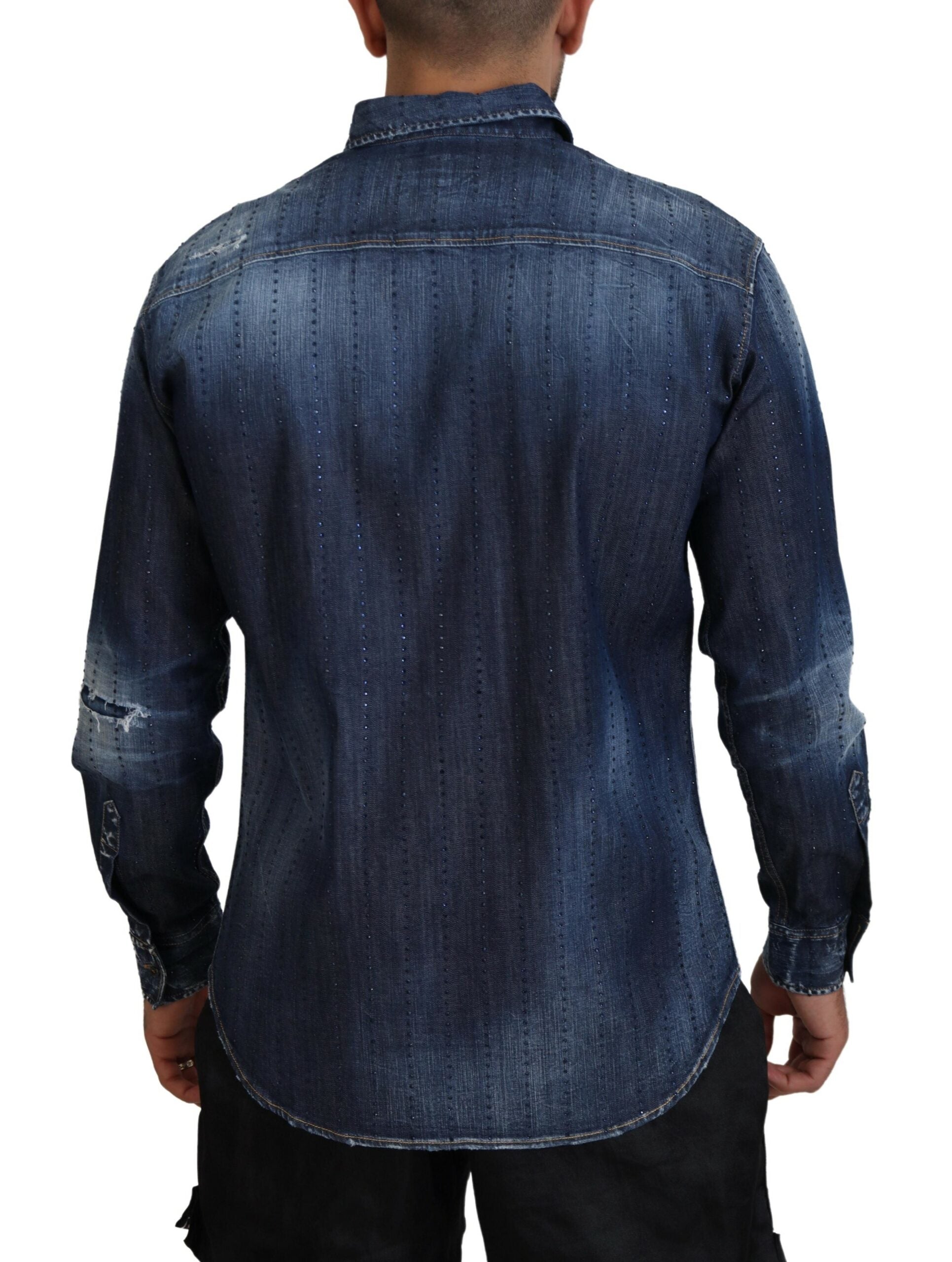 Chemise en jean bleu déchiré ornée de cristaux