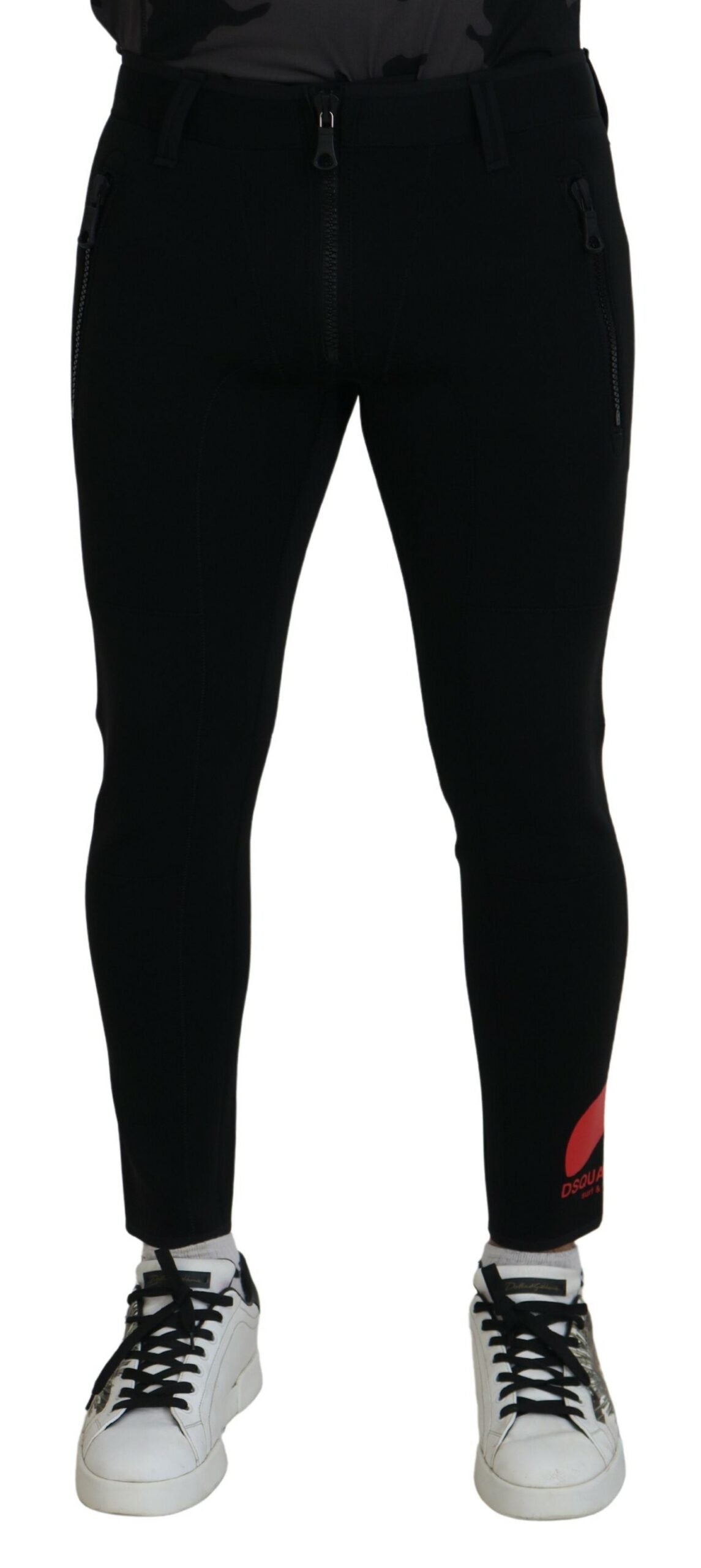 Schwarze Kunstfaser-Hose in schmaler Passform mit orangefarbenem Logo-Print