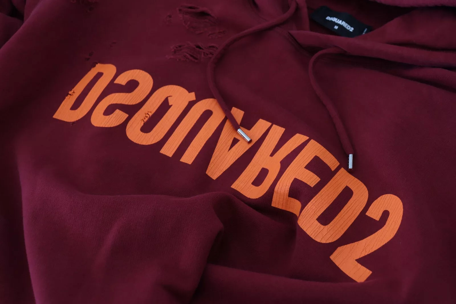 Pull à capuche imprimé en coton bordeaux à bords déchirés