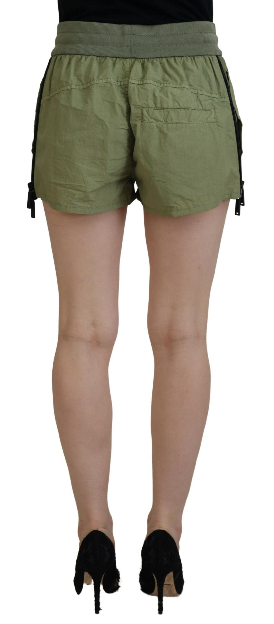 Armeegrüne Baumwoll-Shorts mit mittelhohem Bund, schmal zulaufendem Bein und Kordelzug