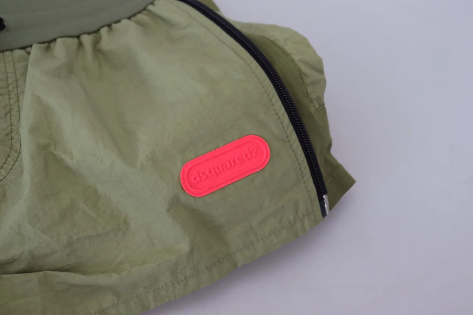 Armeegrüne Baumwoll-Shorts mit mittelhohem Bund, schmal zulaufendem Bein und Kordelzug