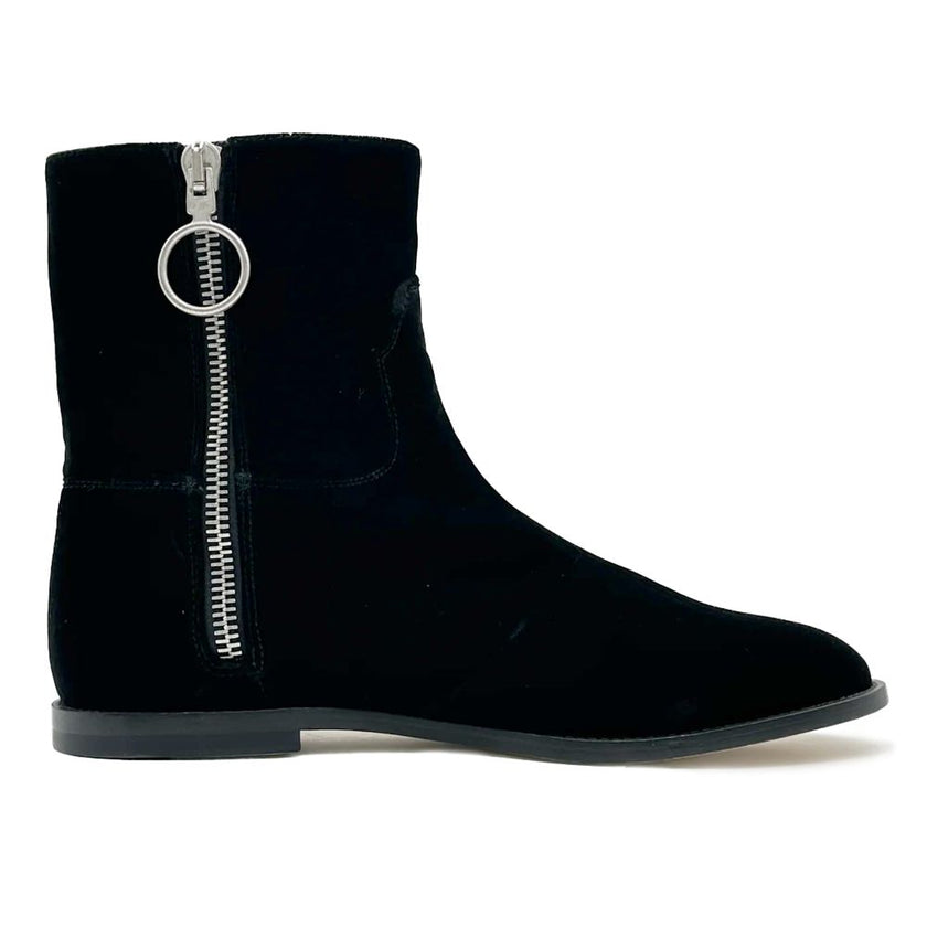 Black Calfskin Women Ankle BootUnleash enviable chic with these statement Off-White ankle boots, masterfully crafted from premium suede calfskin. Infused with the brand’s signature edge, they feature a sleek side zip opening for easy wear and a bold logo