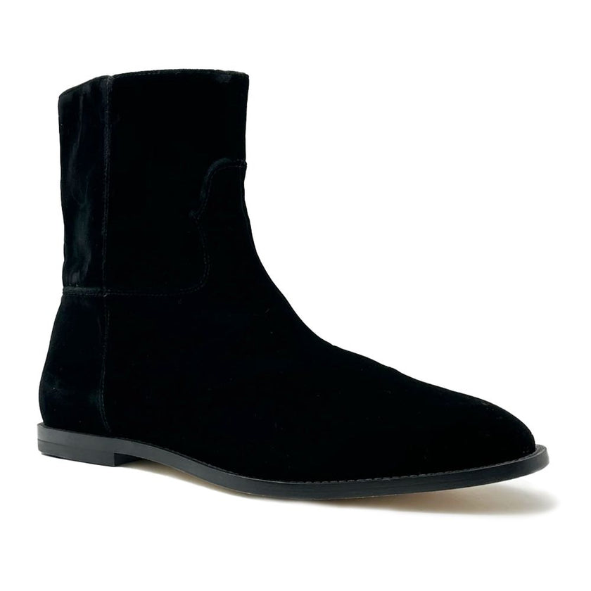 Black Calfskin Women Ankle BootUnleash enviable chic with these statement Off-White ankle boots, masterfully crafted from premium suede calfskin. Infused with the brand’s signature edge, they feature a sleek side zip opening for easy wear and a bold logo