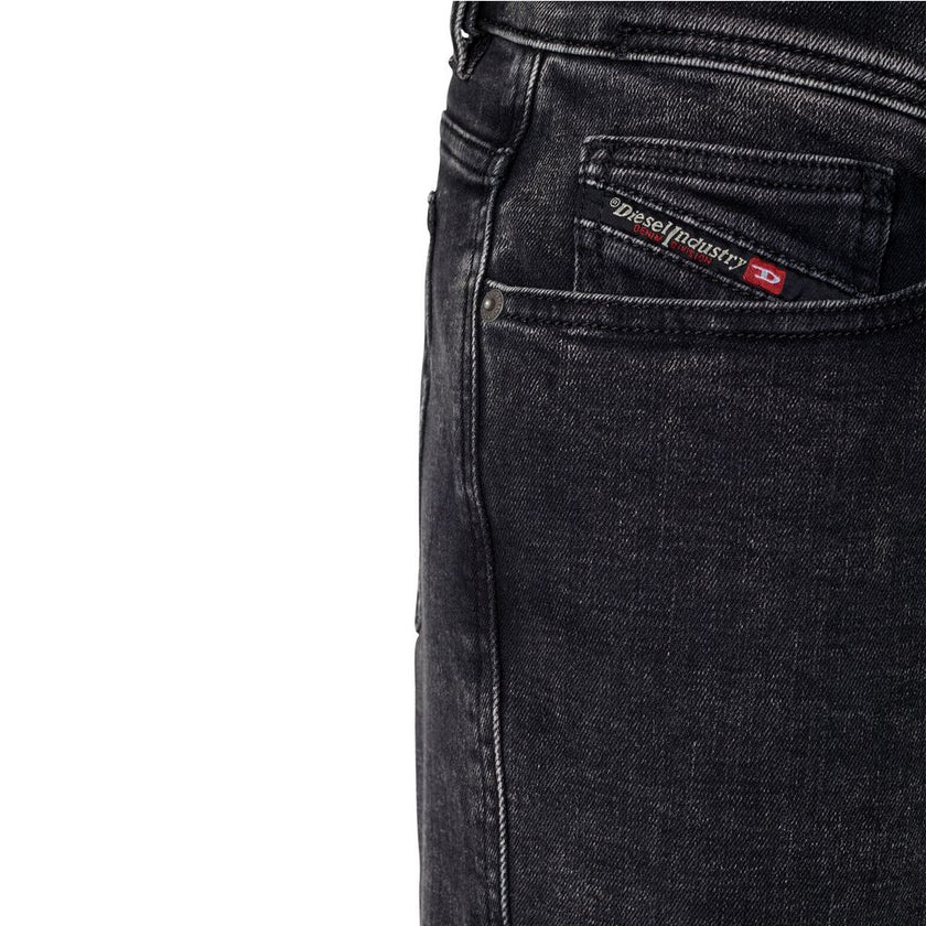 Black Cotton Men JeanElevate your wardrobe with the Diesel denim skinny jeans, epitomizing the fusion of edgy rock flair and 80s chic. These high-waisted, skintight marvels crafted from premium cotton and elastane promise a perfect blend of comfort with a